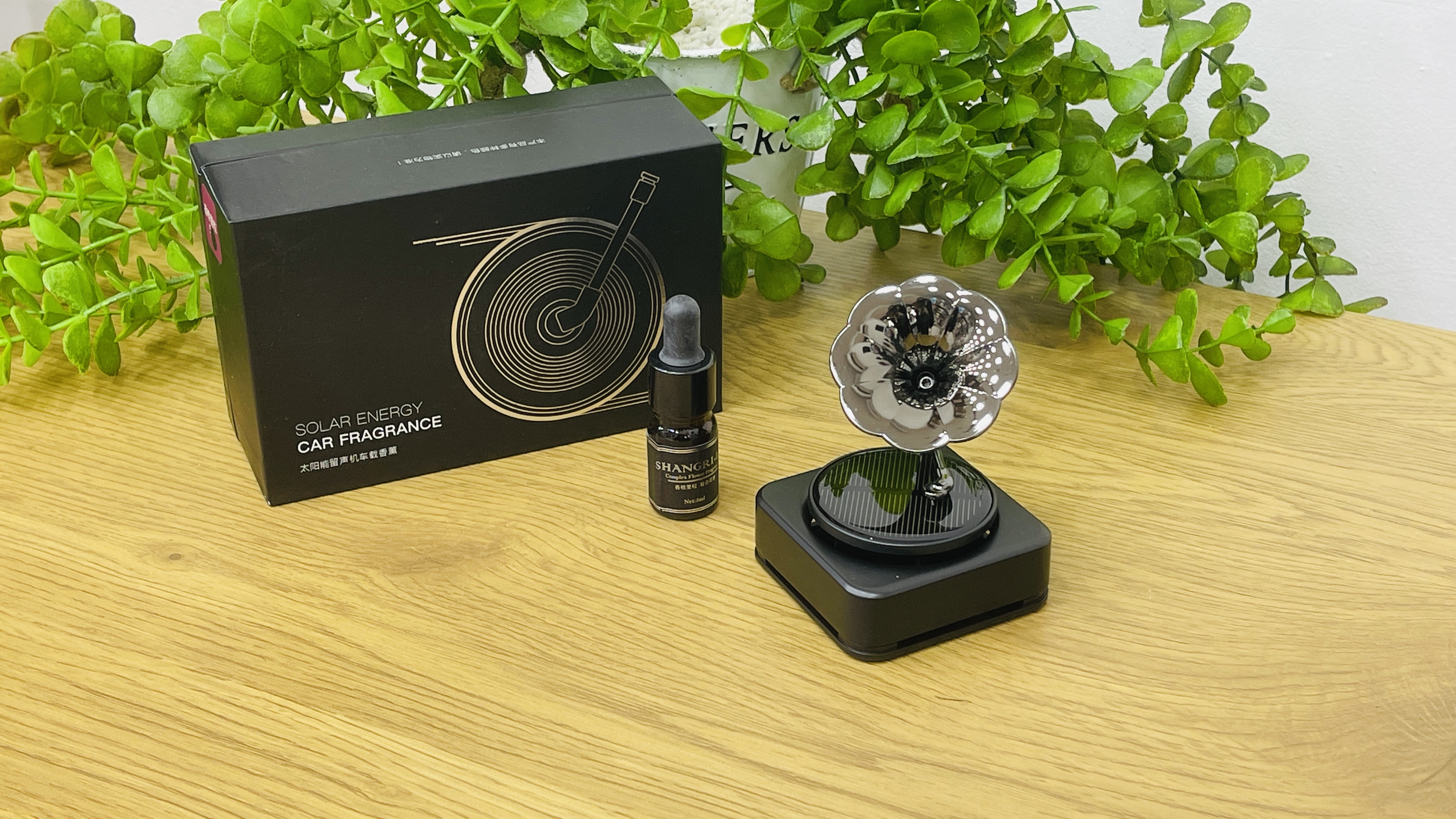 Solar Enerjili Qramafon Dizaynlı Avtomobil Ətirləndiricisi