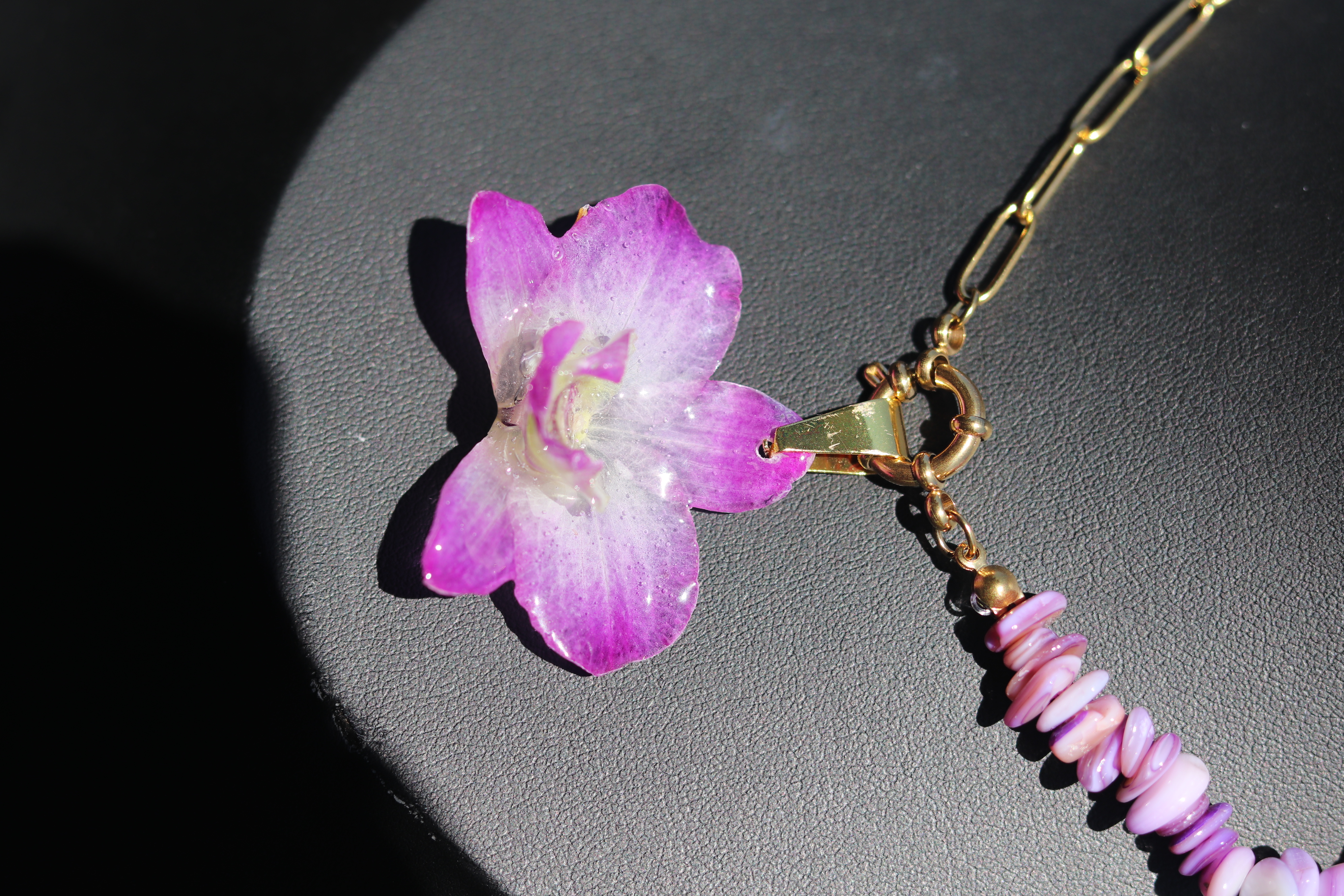 Collar de orquídea Dendrobium con cadena especial