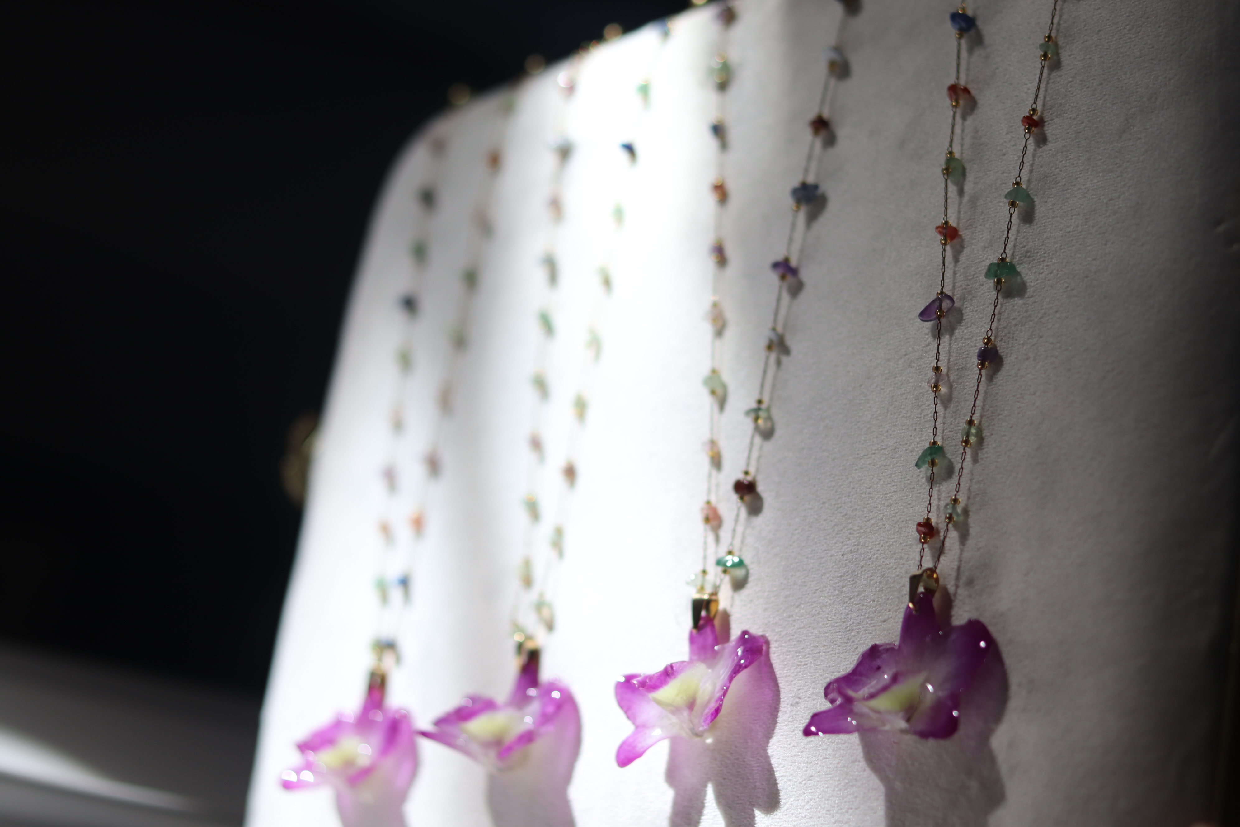 Collar de piedras con orquídea Dendrobium MINI