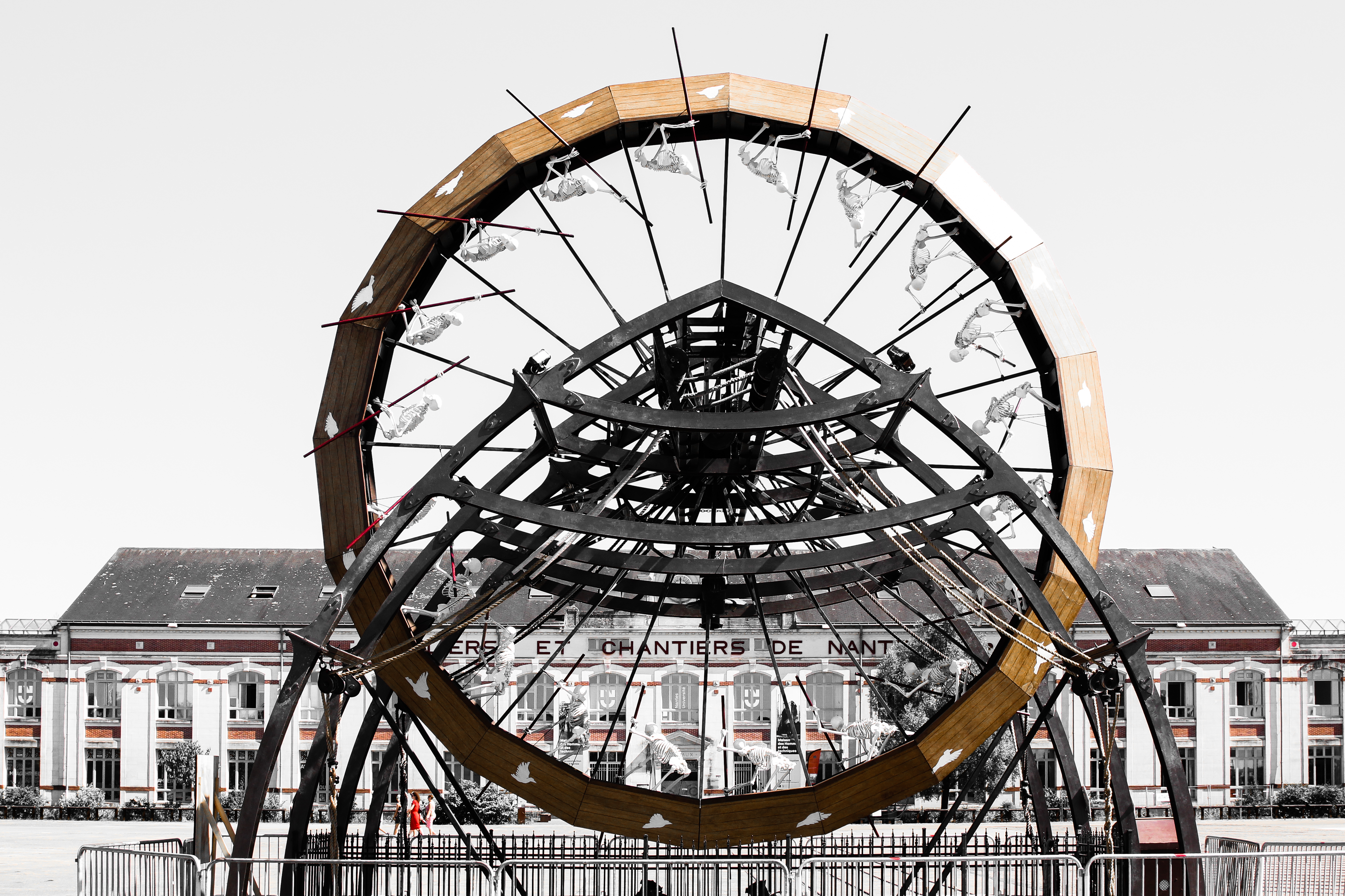 Photo sur toile de Roue d'Art Industrielle qui vient du Burning man en voyage à Nantes.