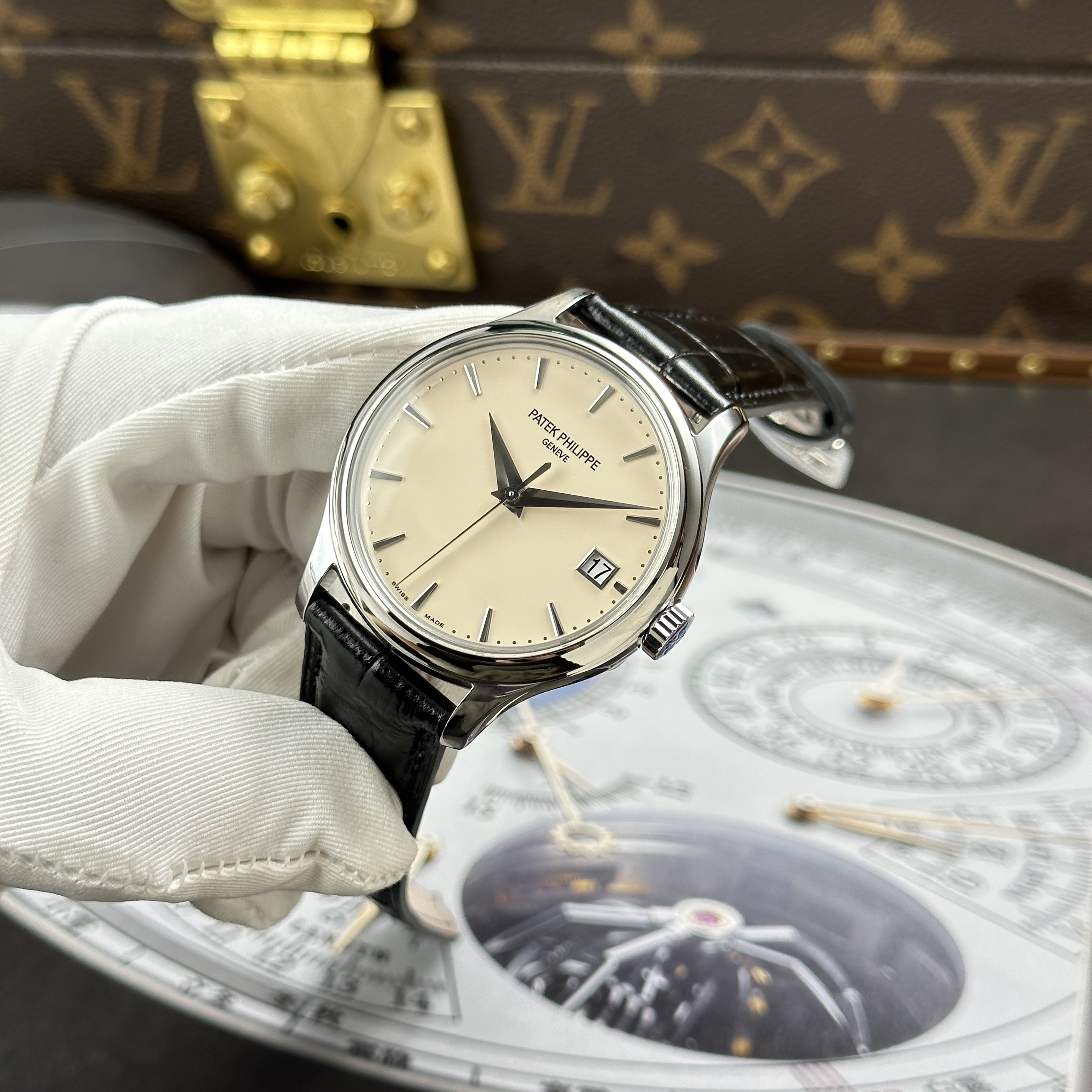 Đồng hồ  Patek Philippe Calatrava 5227, size 39mm, Trắng