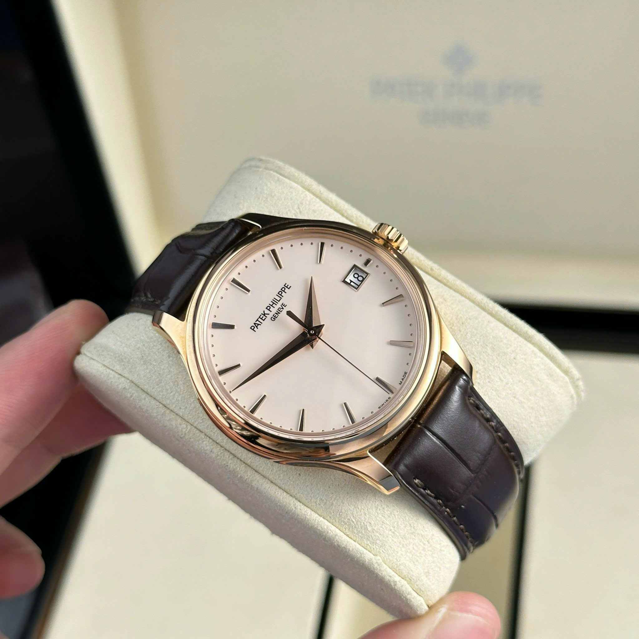 Đồng hồ  Patek Philippe Calatrava 5227, size 39mm, Vàng