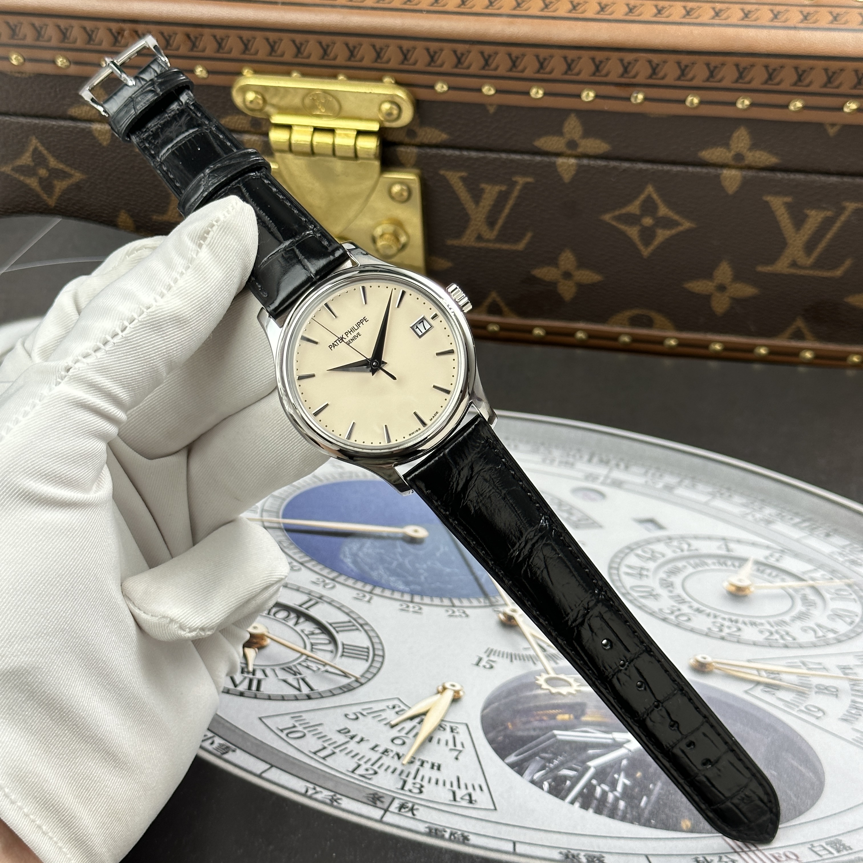 Đồng hồ  Patek Philippe Calatrava 5227, size 39mm, Trắng