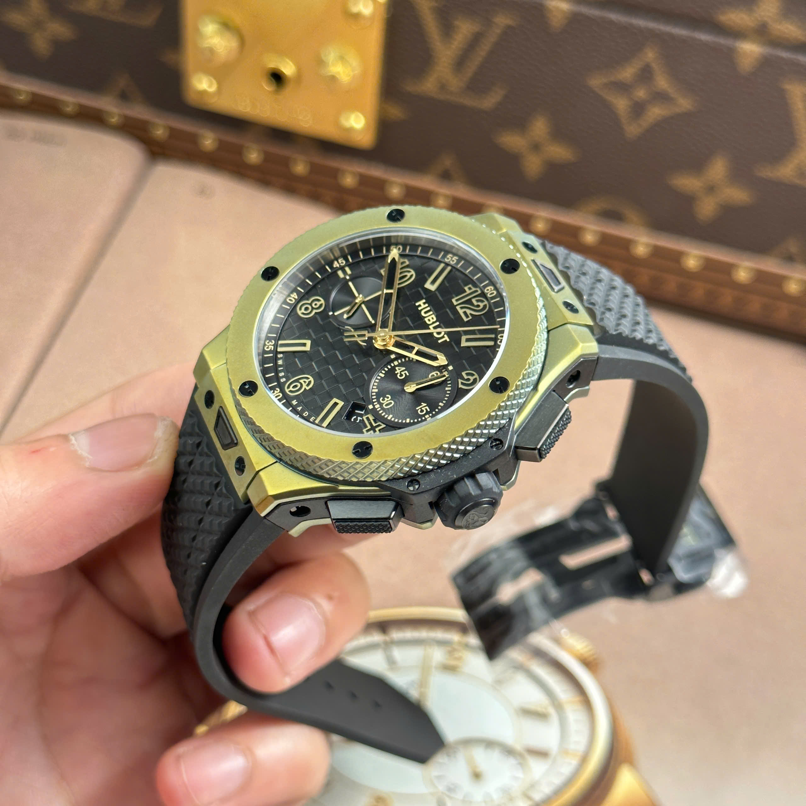 Đồng hồ Hublot Big Bang 20th Anniversary, Size 43mm, Black and gold.