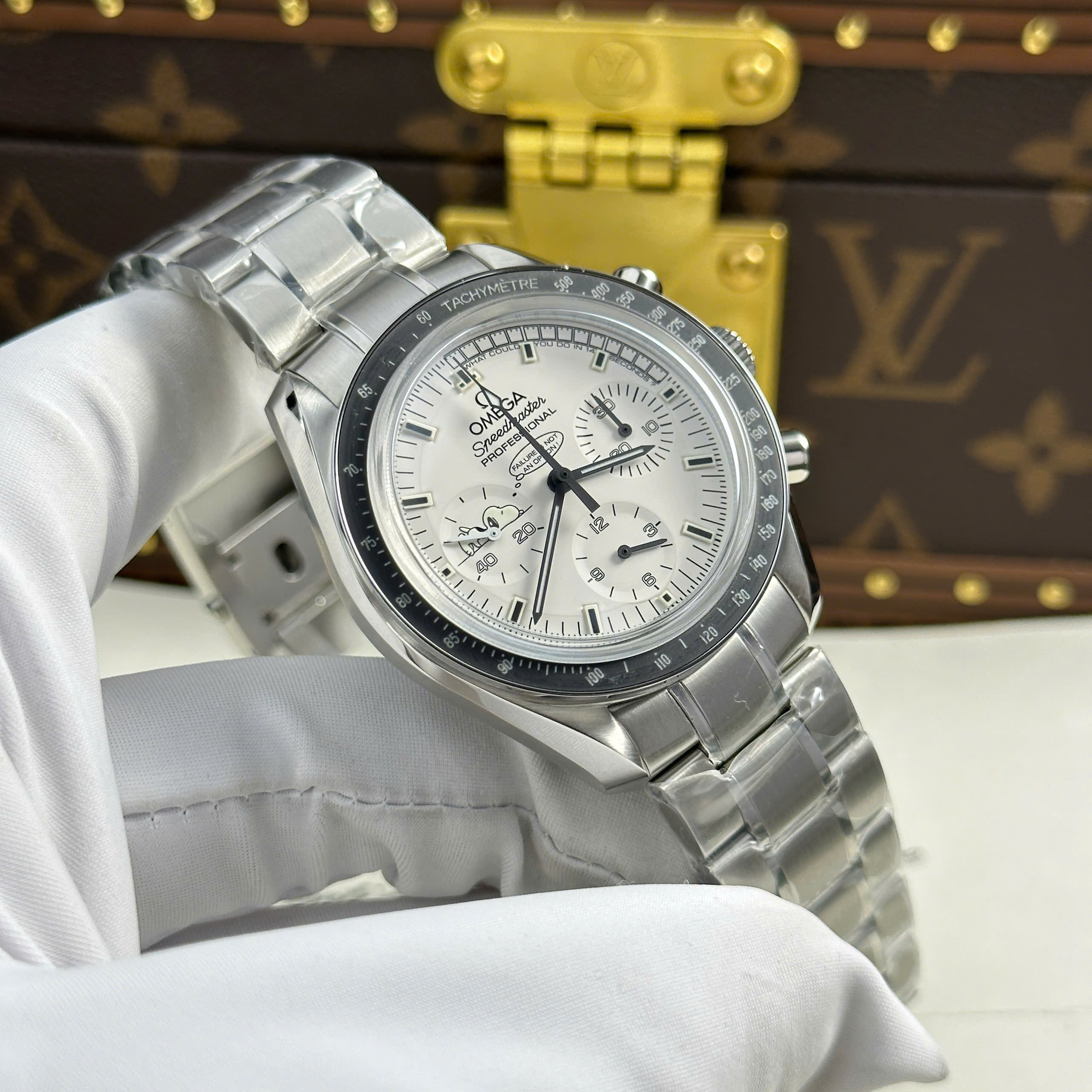Đồng hồ Omega Speedmaster Apollo 13 Silver Snoopy, Size 42mm