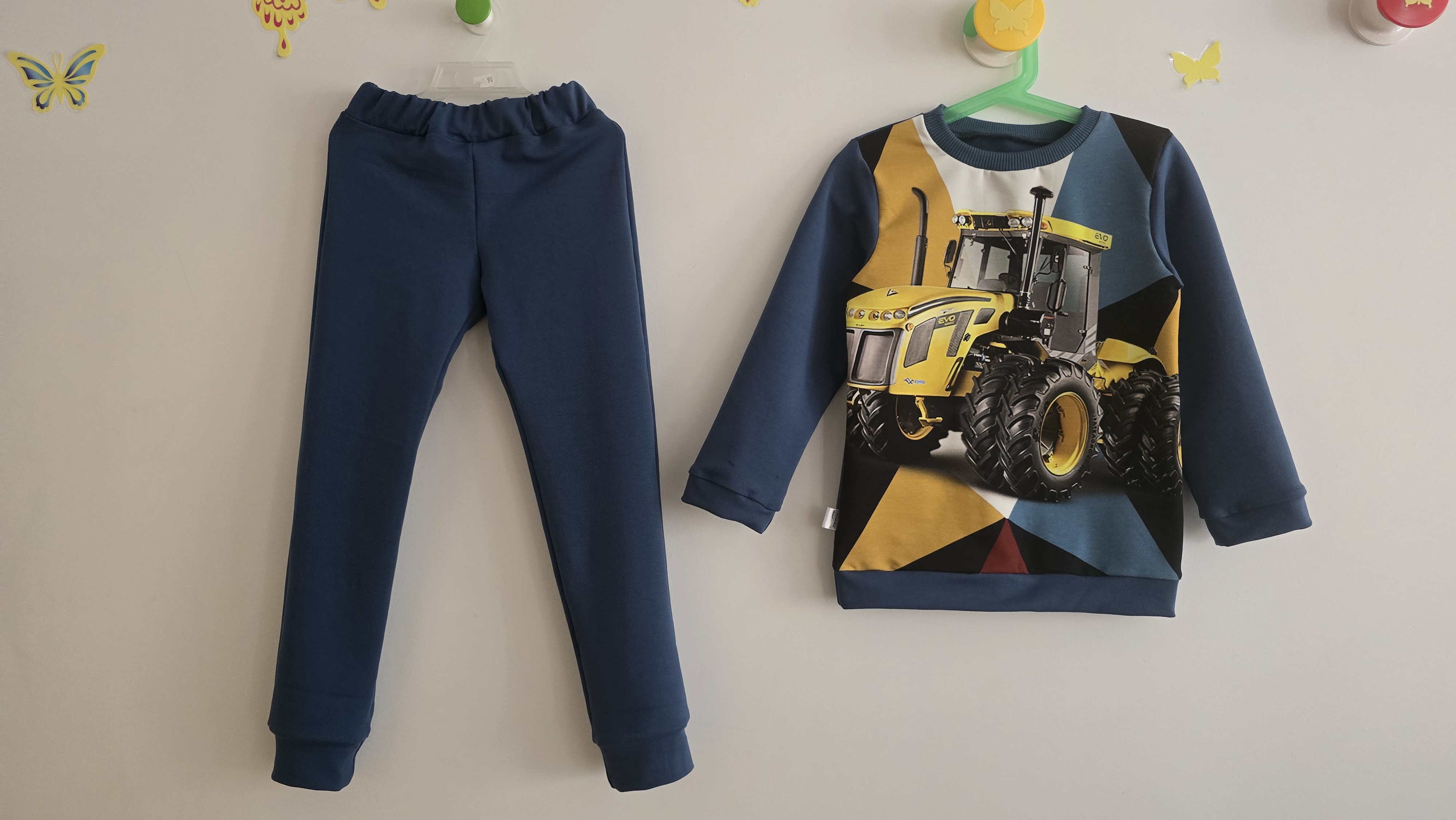 Vaikiškas sportinis kostiumas su traktoriumi