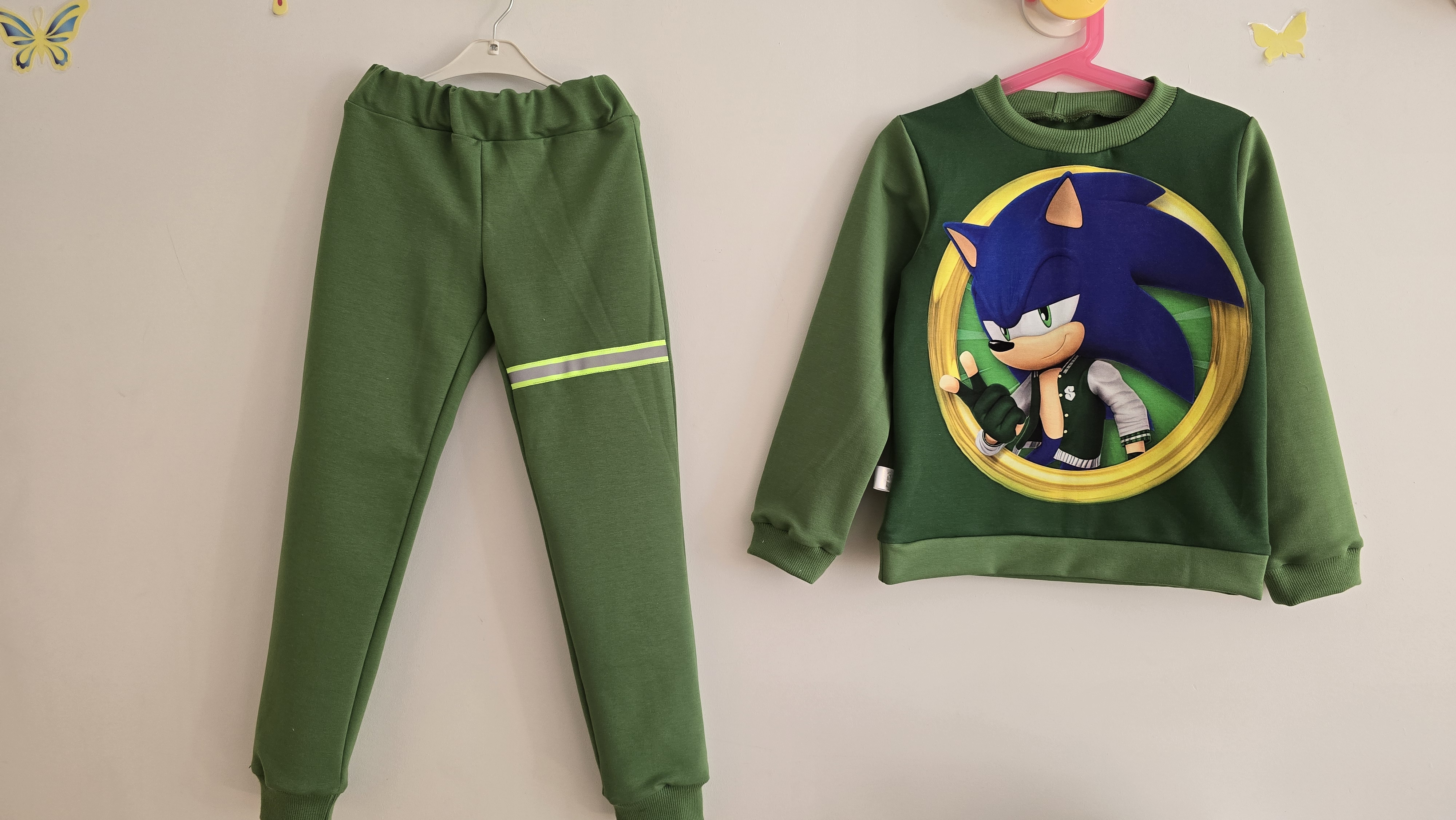 Vaikiškas žalias sportinis kostiumas su Sonic