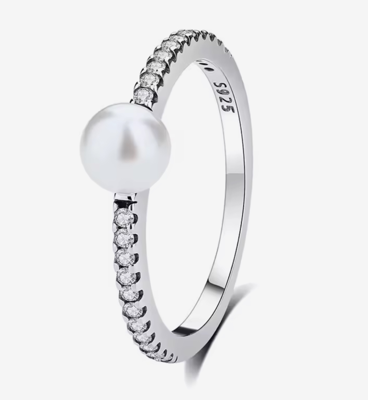 Anillo de plata con perla y circonitas