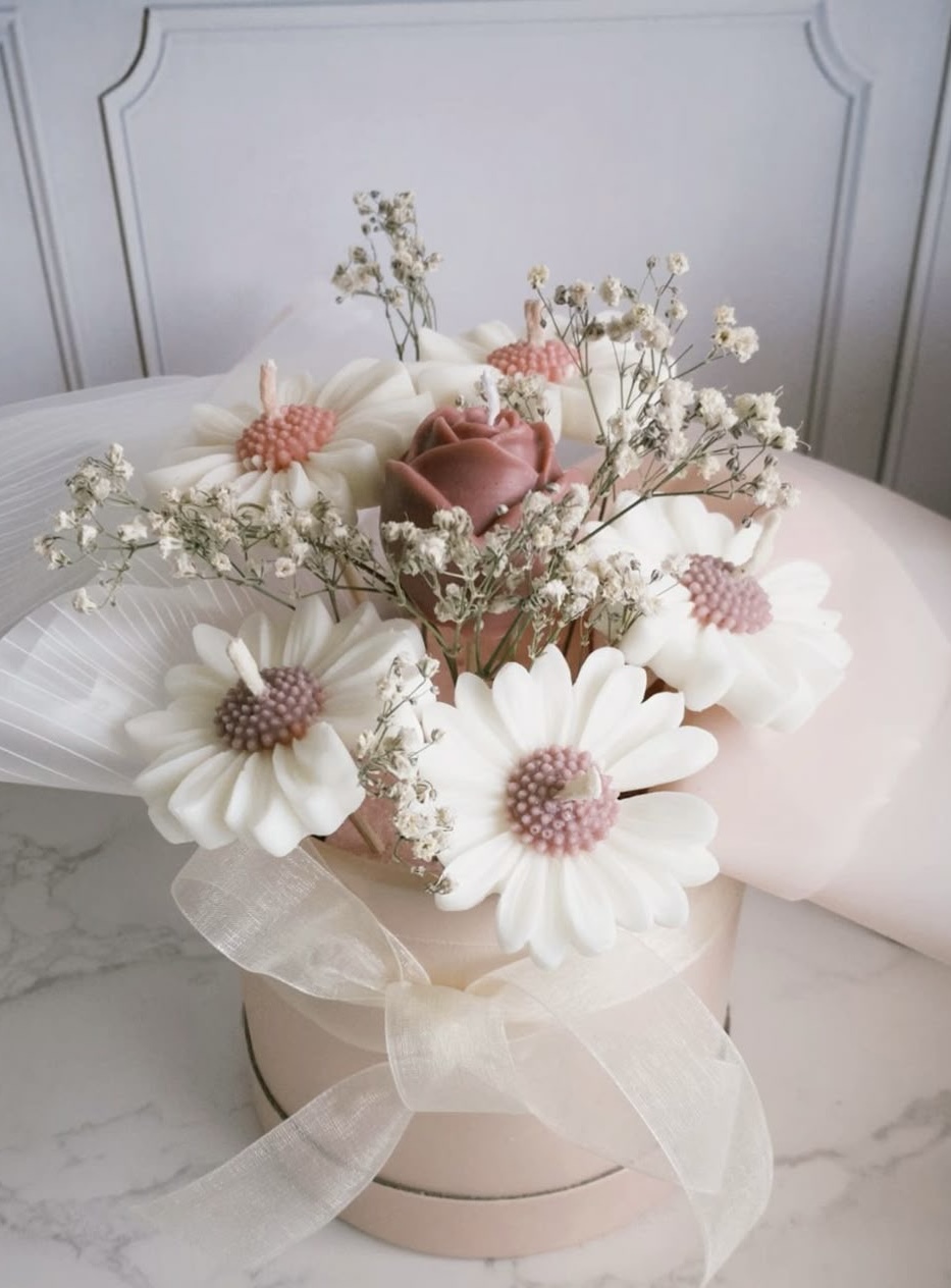 Arreglo en Caja de Velas Aromáticas & Baby's Breath