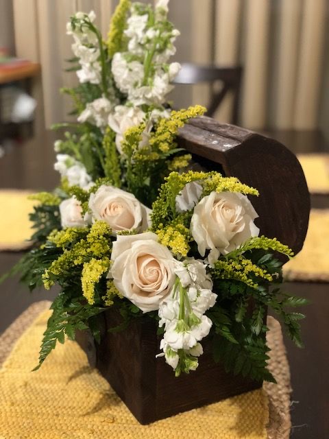 Arreglo Floral en Cofre de Madera Premium