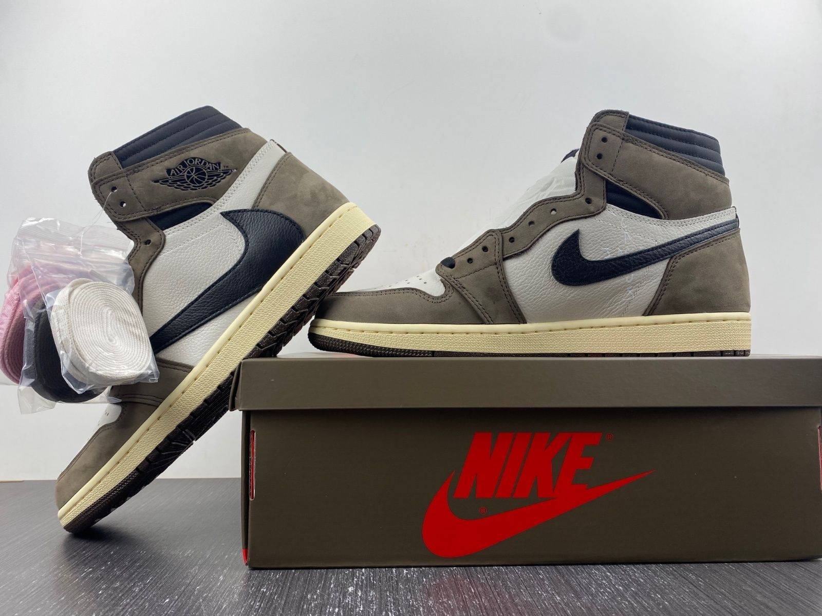 Travis Scott x Air Jordan 1 Retro High Dark Mocha