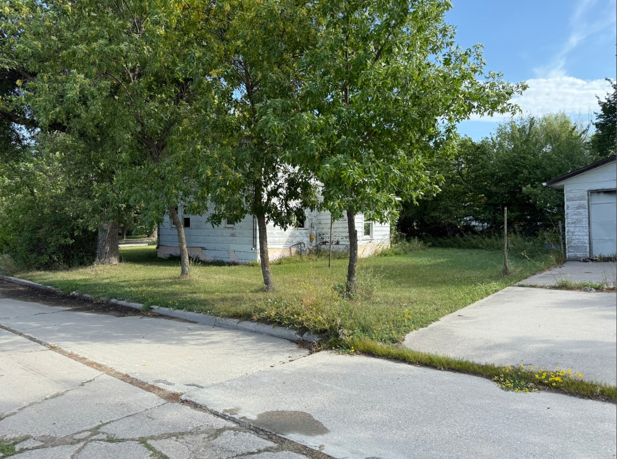 232 4th Street SW, Hallock, MN 56728