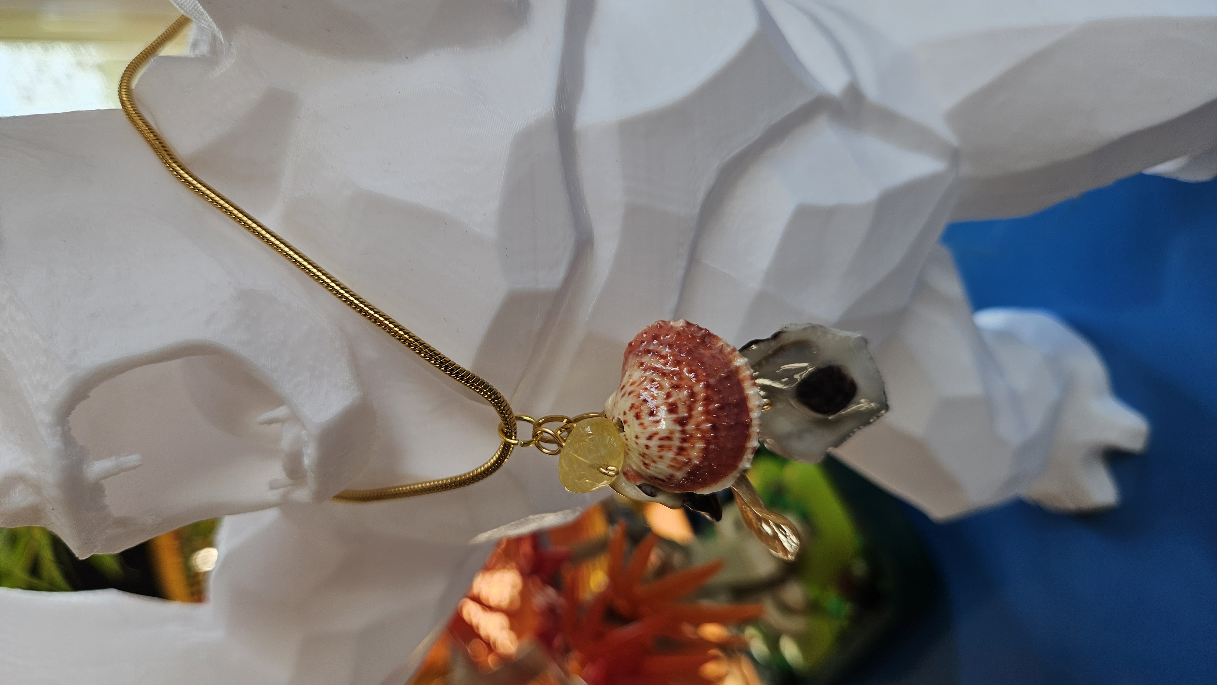 Collier chaîne dorée & méli-mélo de coquillages — Souvenirs de voyages