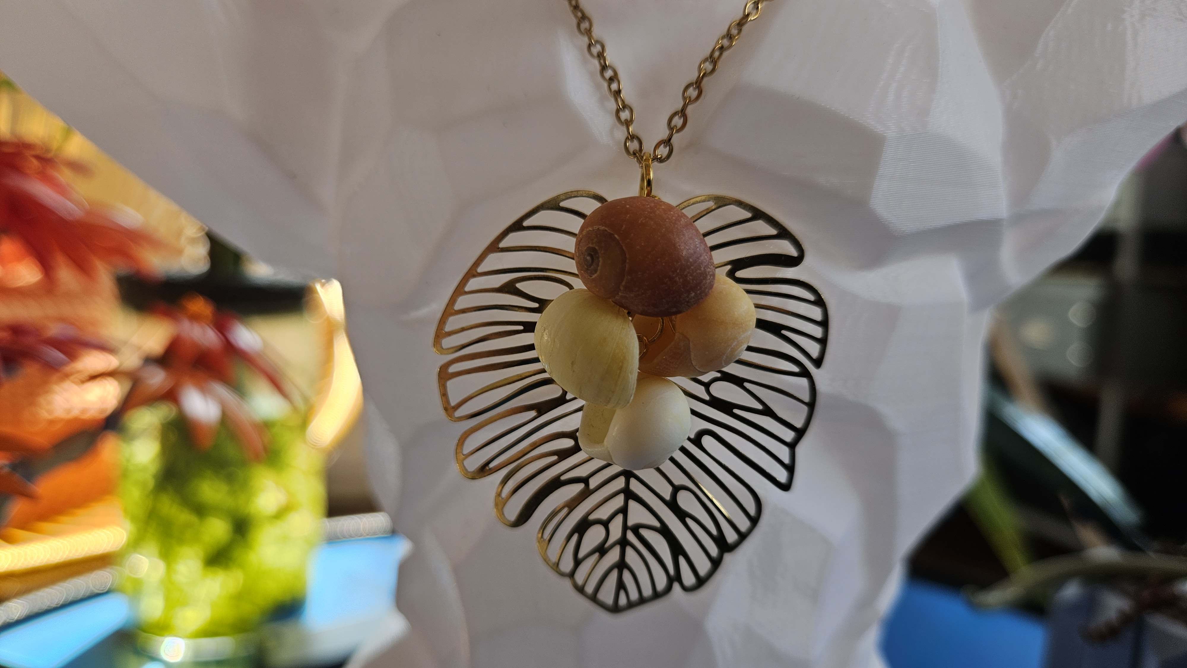 Collier chaîne fine dorée & feuille de monstera — Évasion tropicale du Morbihan