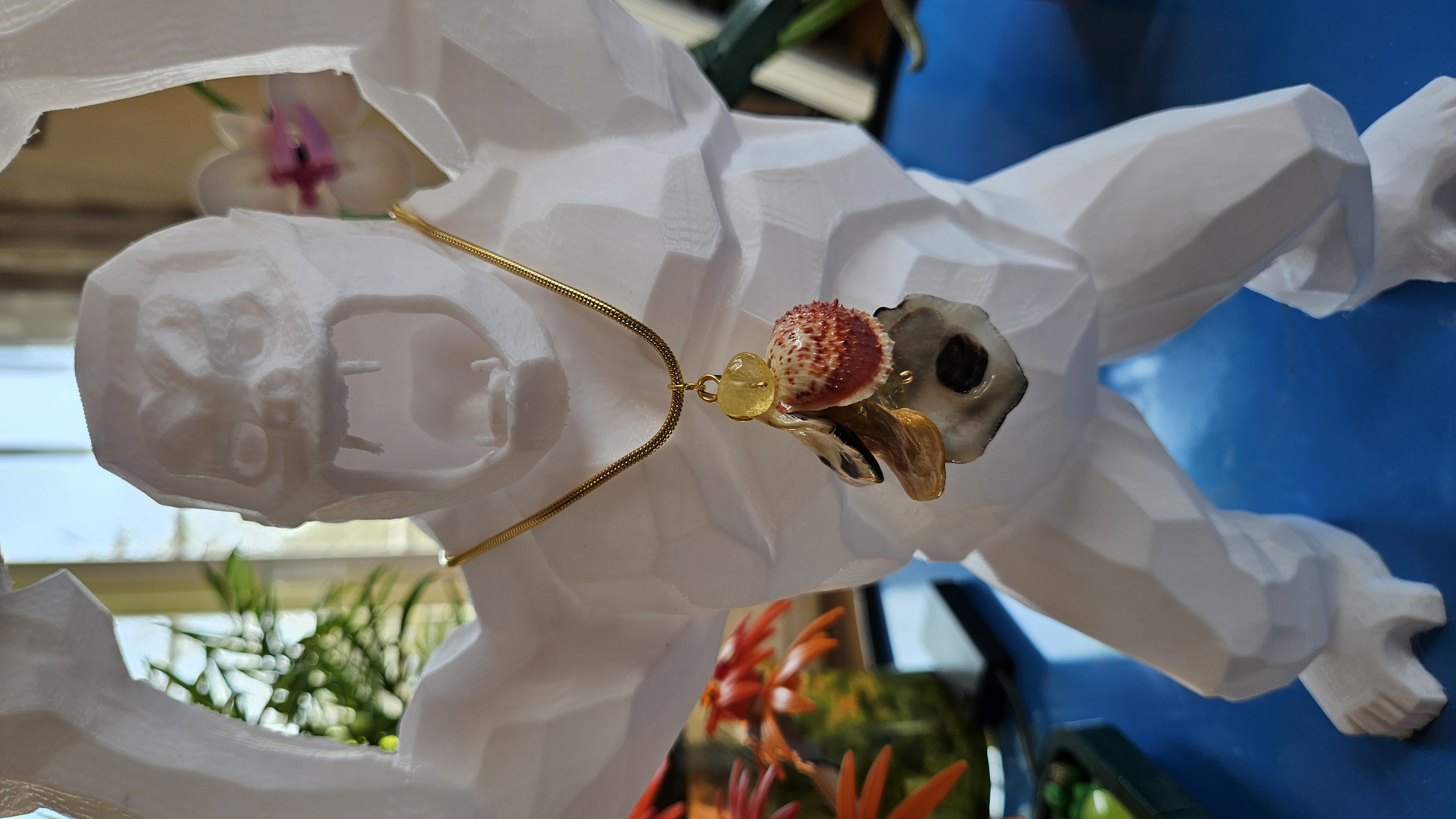 Collier chaîne dorée & méli-mélo de coquillages — Souvenirs de voyages