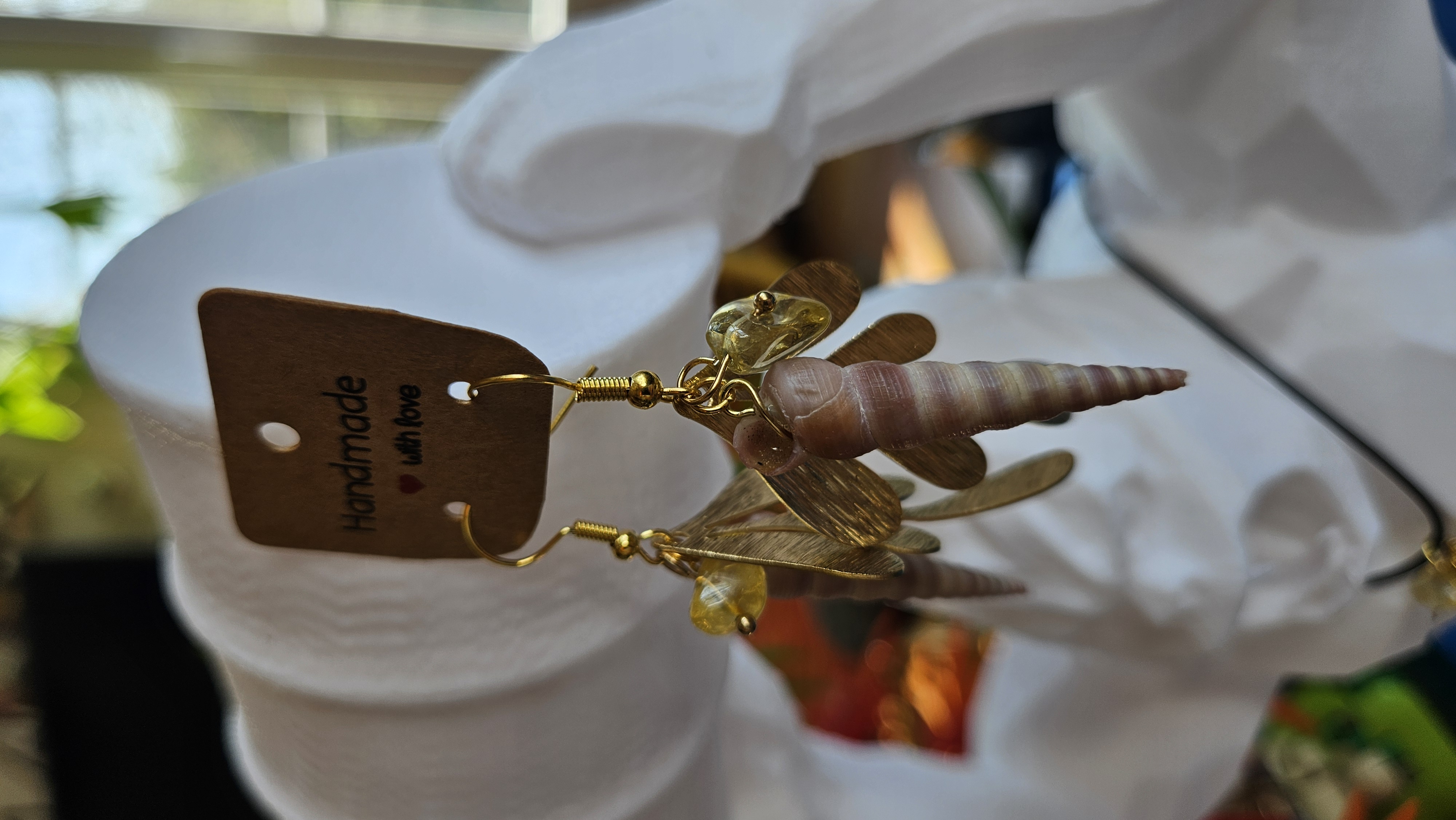 Boucles d’oreilles feuilles dorées, citrine & coquillage — Mouvement & lumière