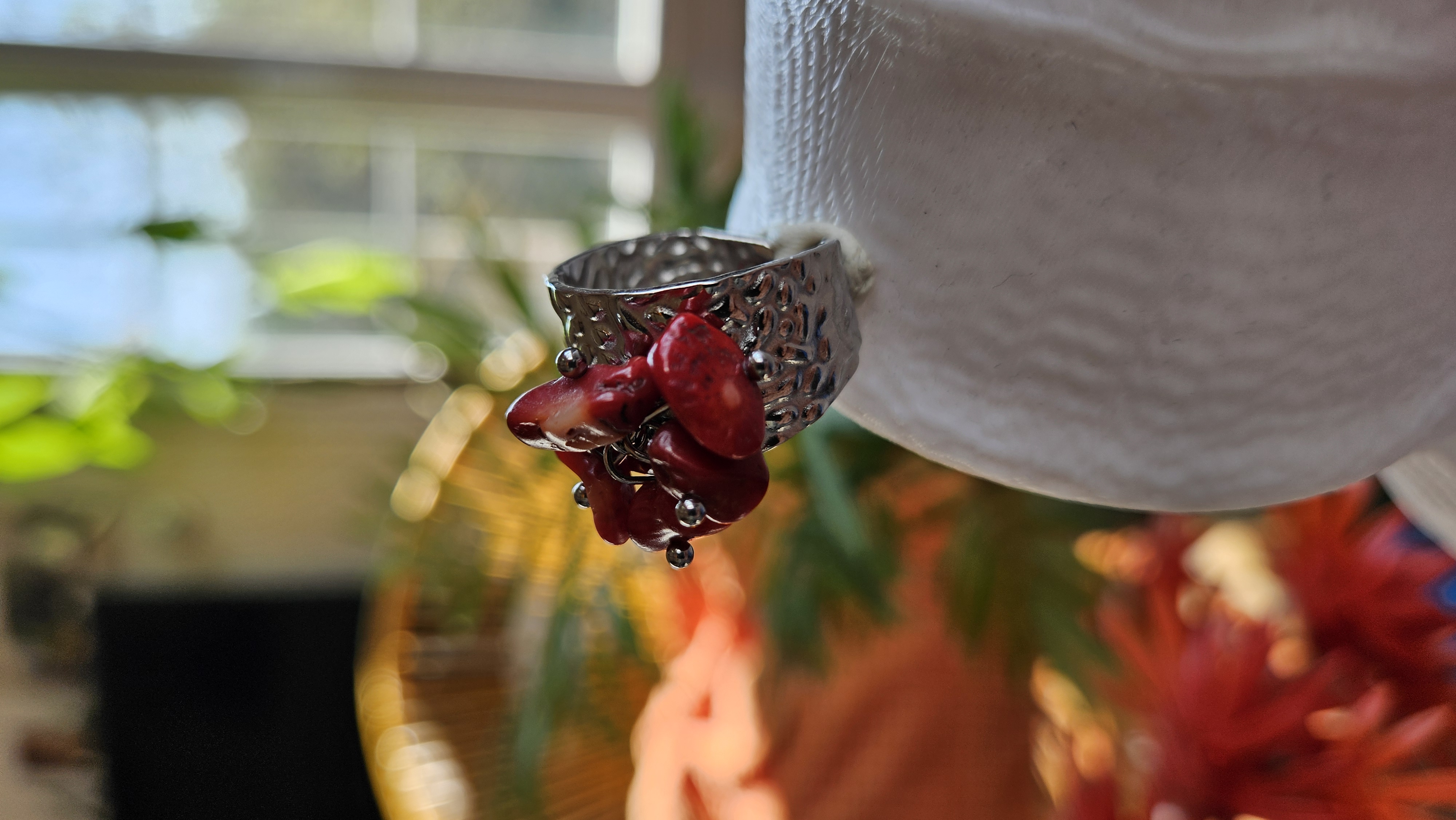 Bague ajustable en corail rouge — Éclat naturel & caractère