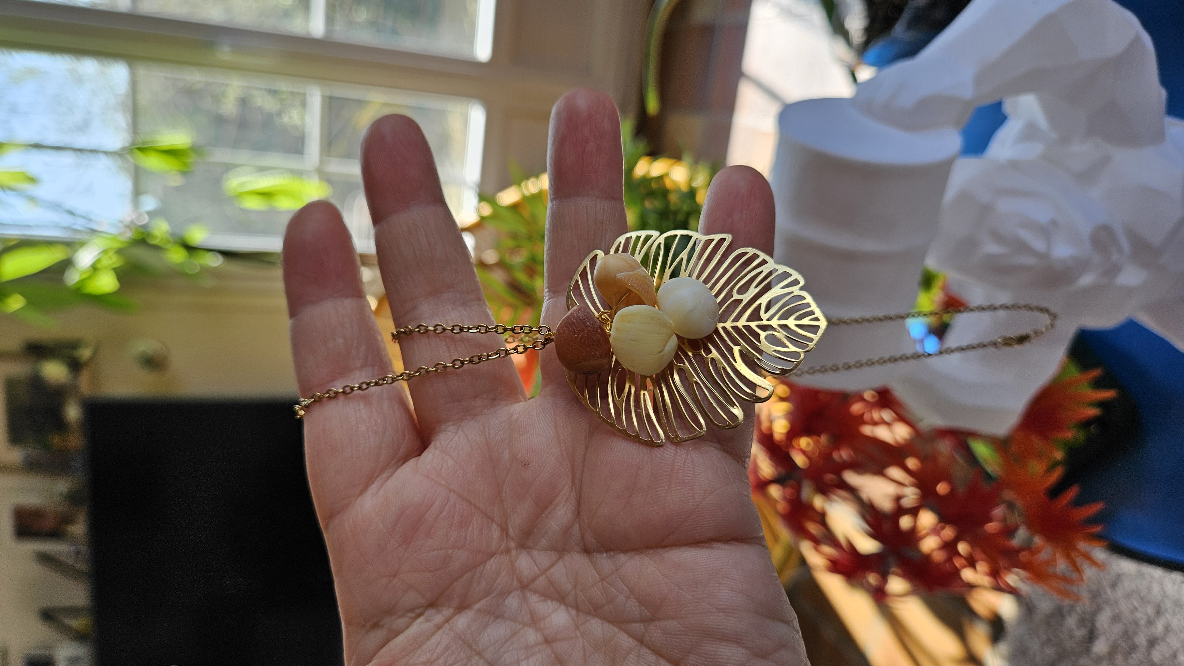 Collier chaîne fine dorée & feuille de monstera — Évasion tropicale du Morbihan