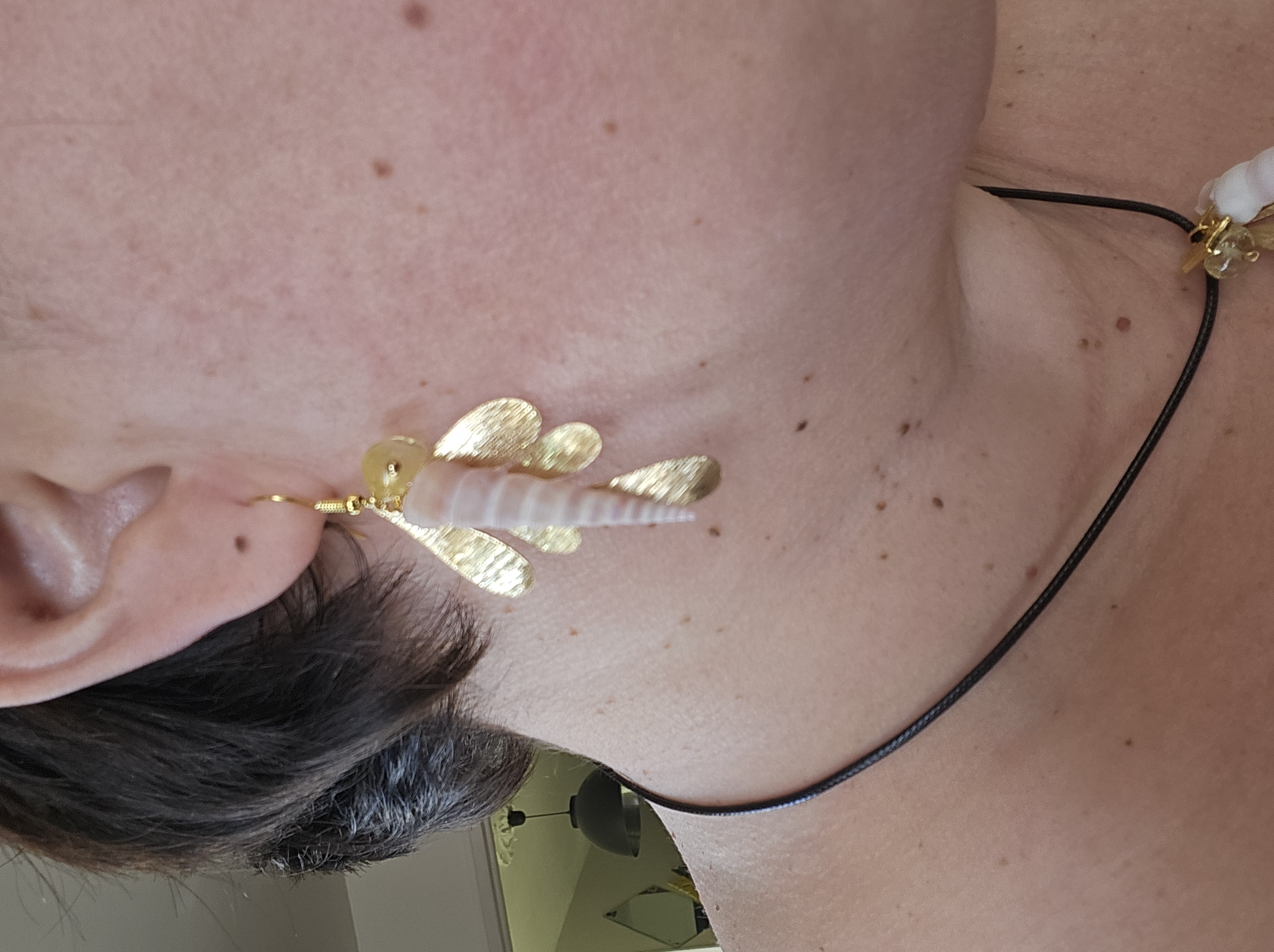 Boucles d’oreilles feuilles dorées, citrine & coquillage — Mouvement & lumière