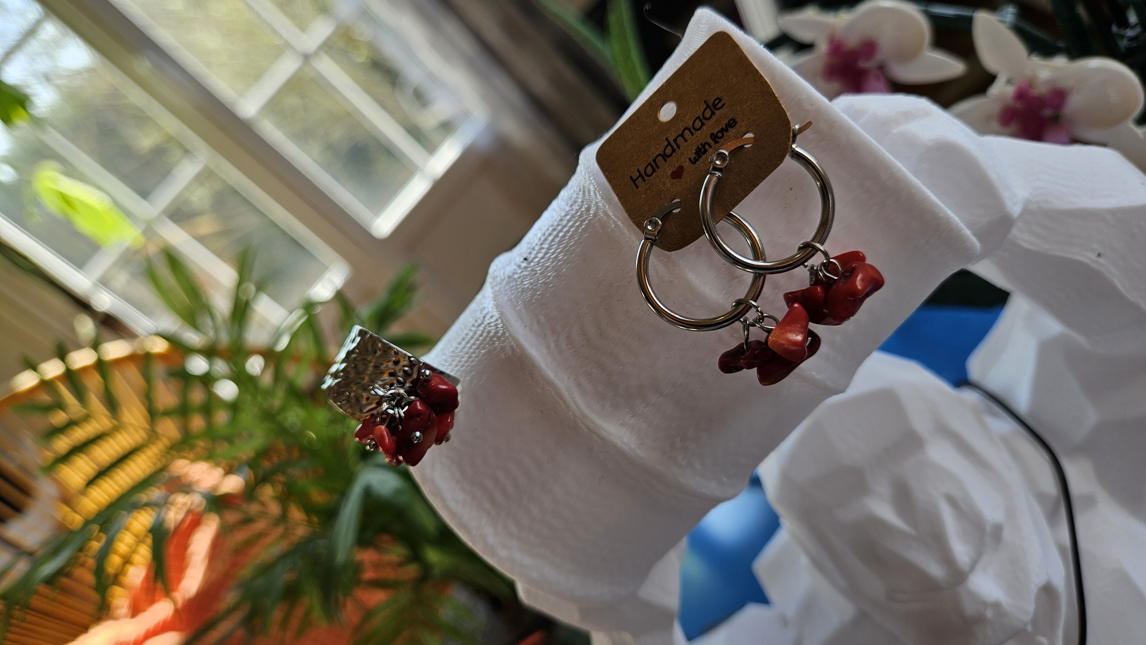 Créoles en corail rouge — Mouvement & lumière