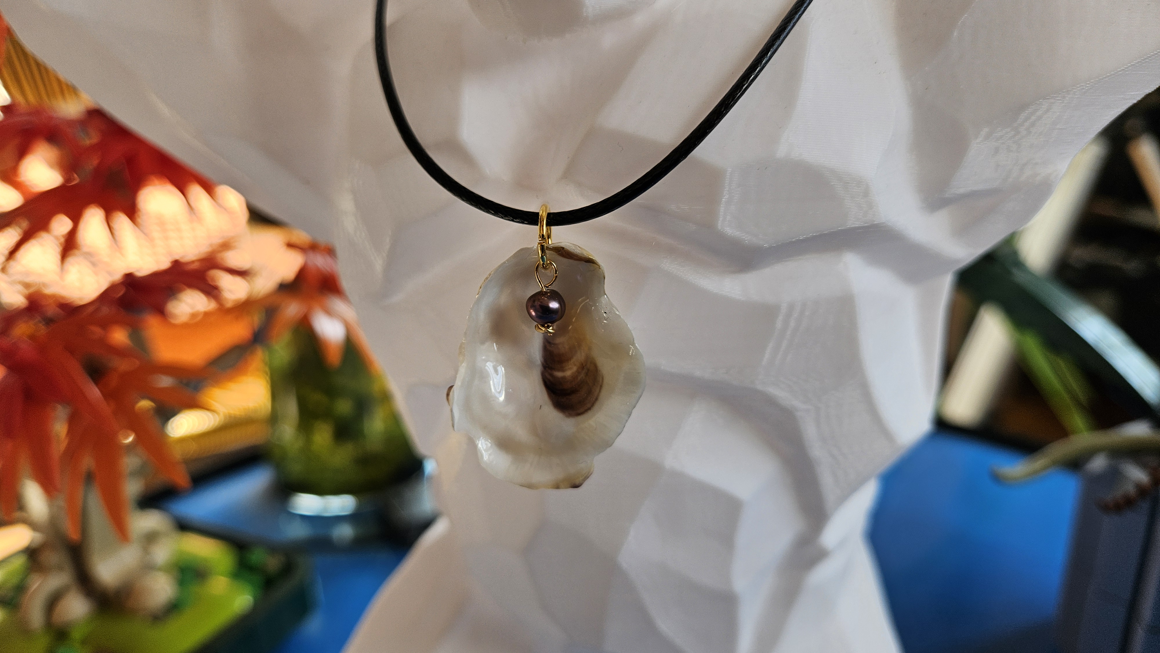 Collier “Crépuscule d’Halong” — Huître blanche & violette & Perle pétrole