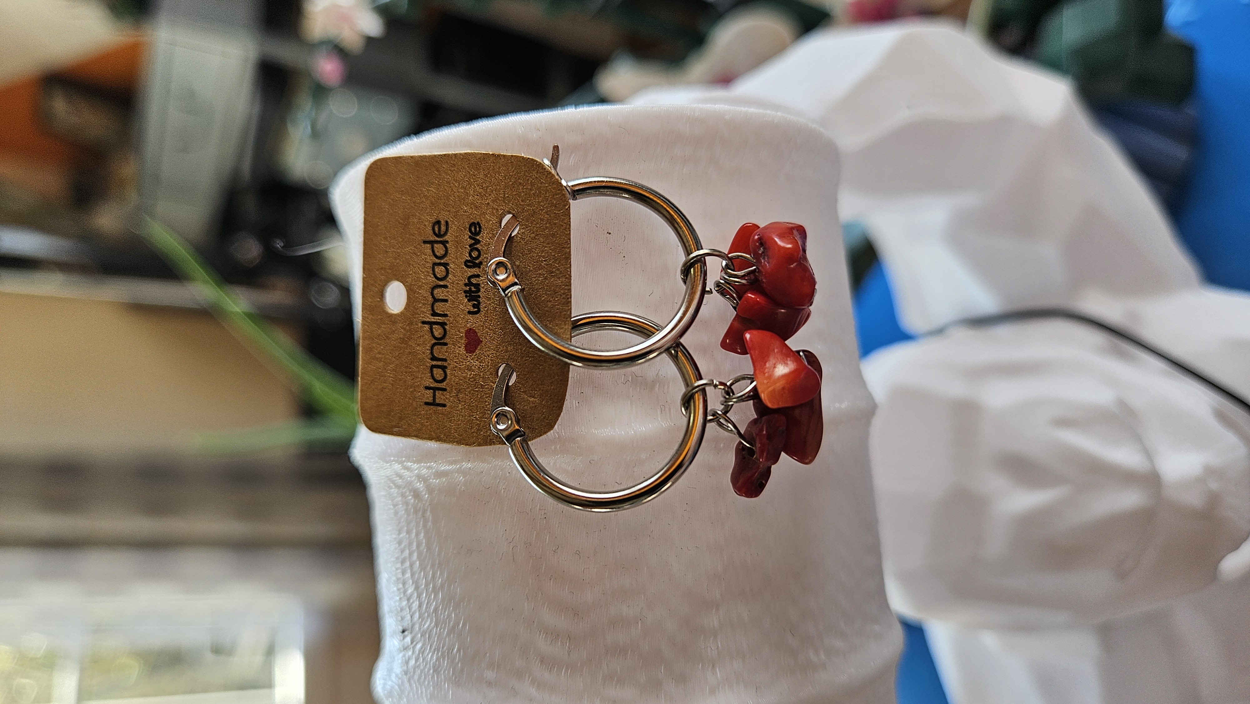 Créoles en corail rouge — Mouvement & lumière