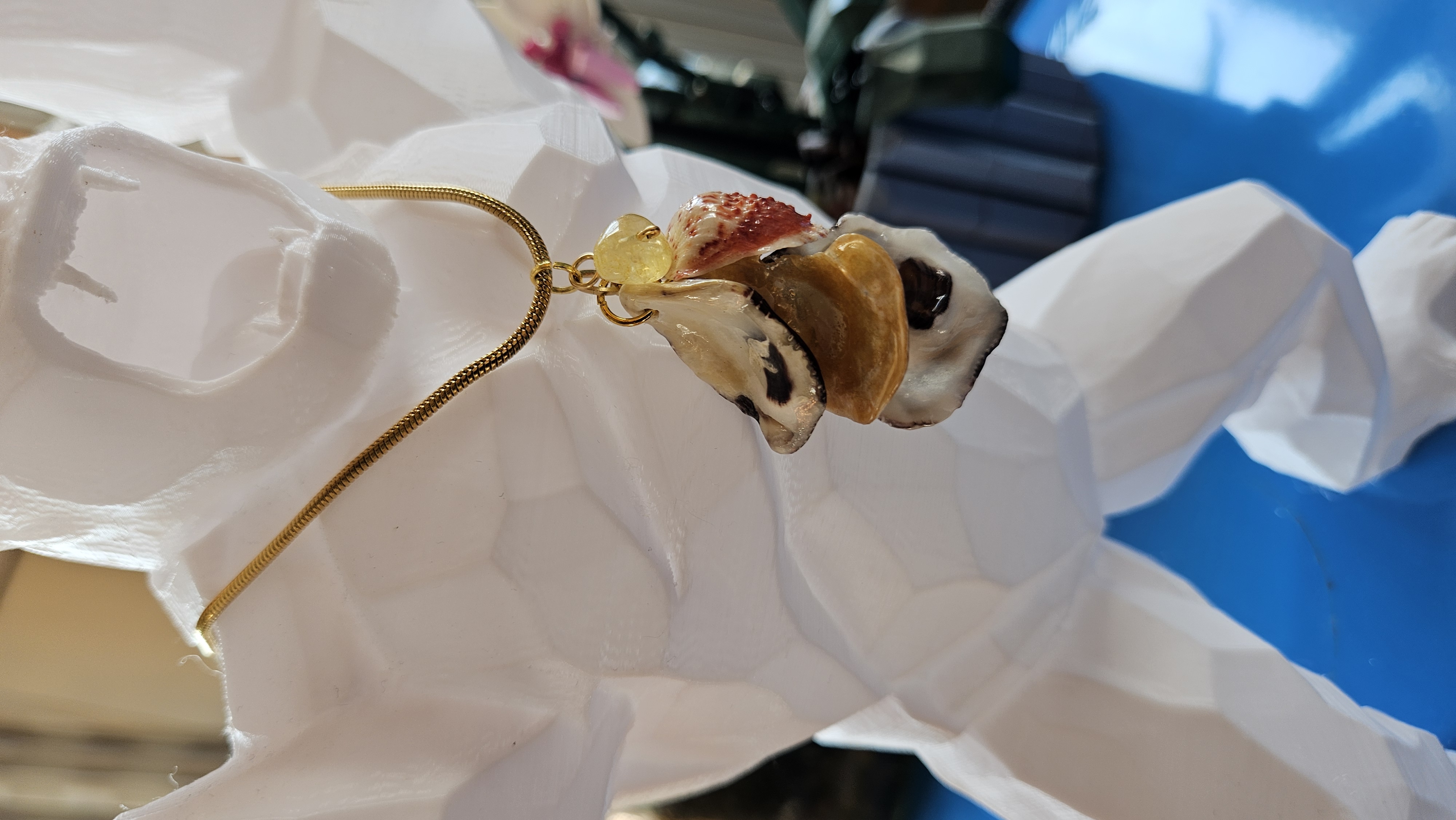 Collier chaîne dorée & méli-mélo de coquillages — Souvenirs de voyages