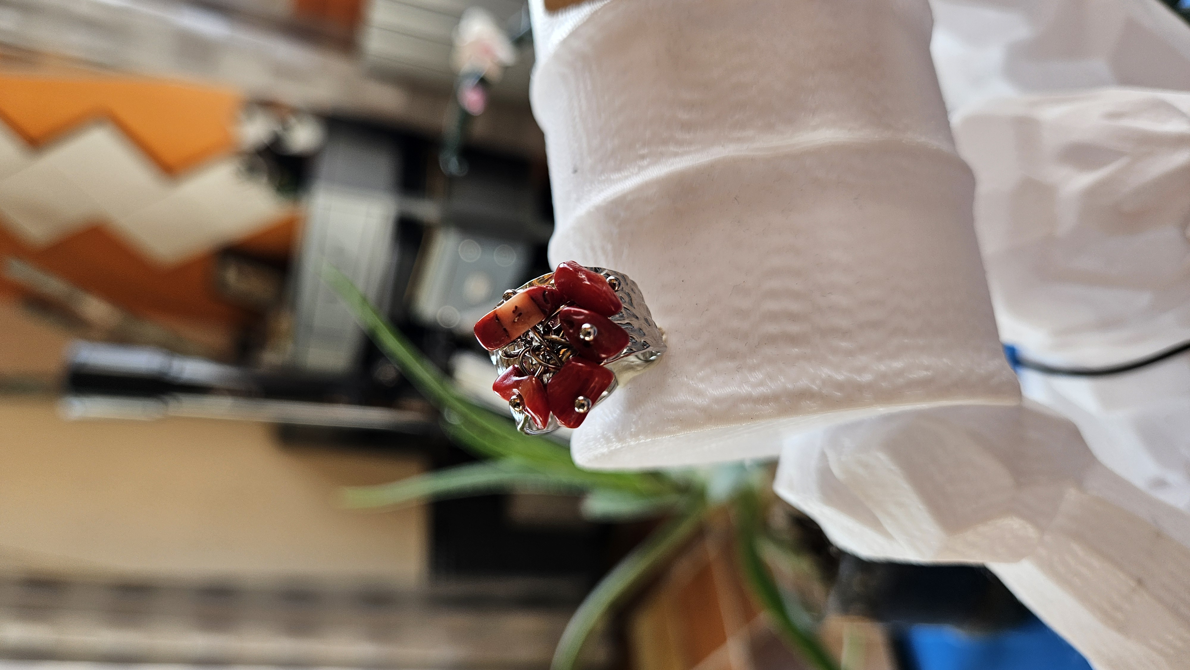 Bague ajustable en corail rouge — Éclat naturel & caractère