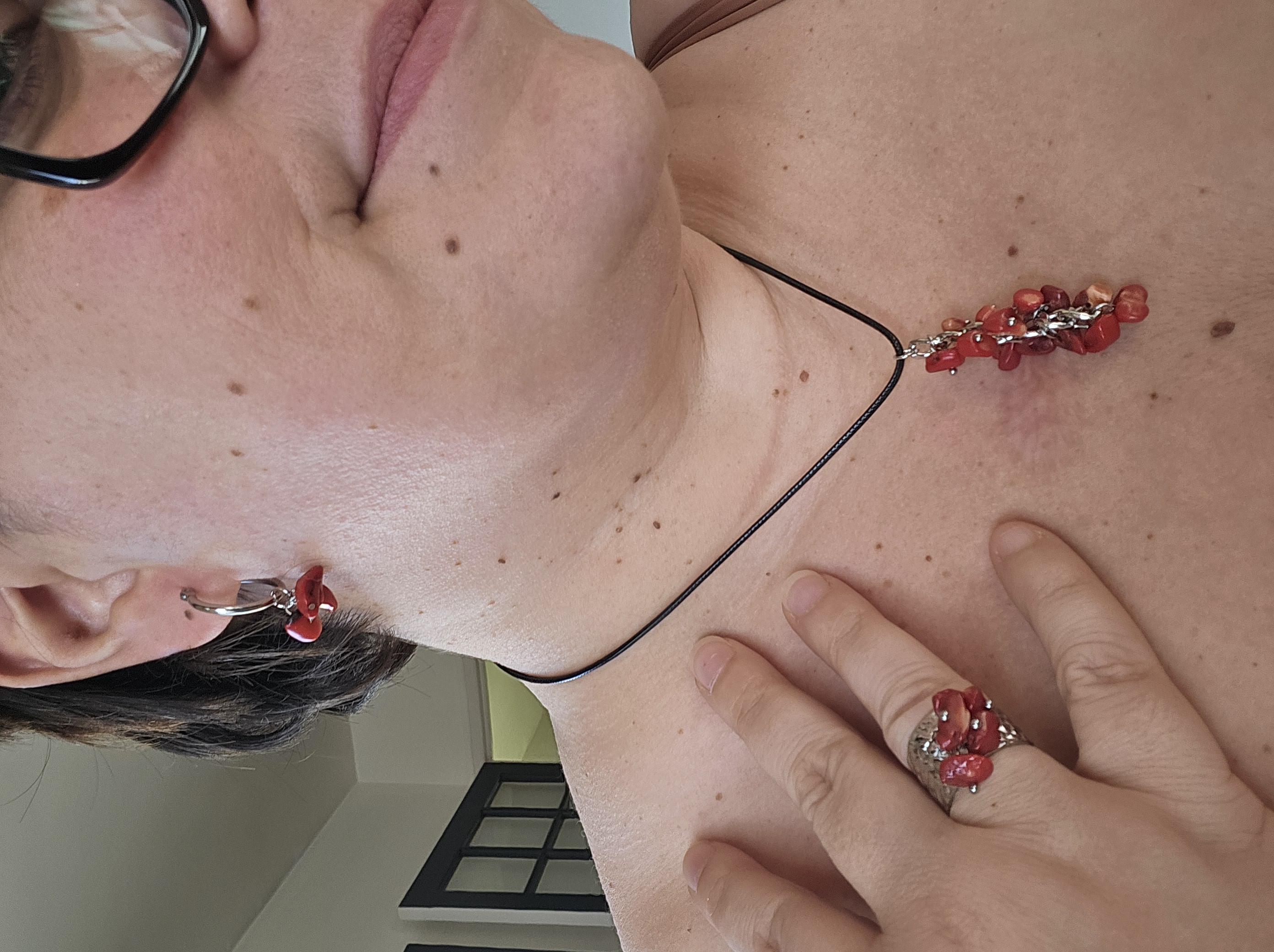 Créoles en corail rouge — Mouvement & lumière