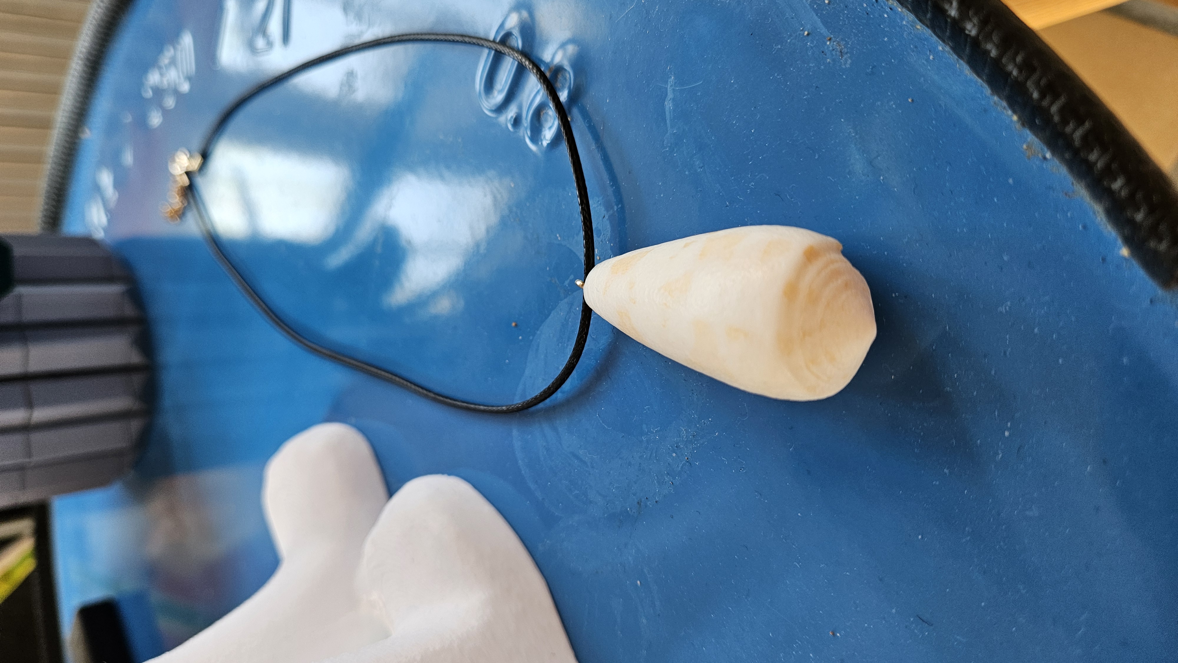 Collier “Sable de Nosy-Be” — Coquillage Conus brut poli par la mer