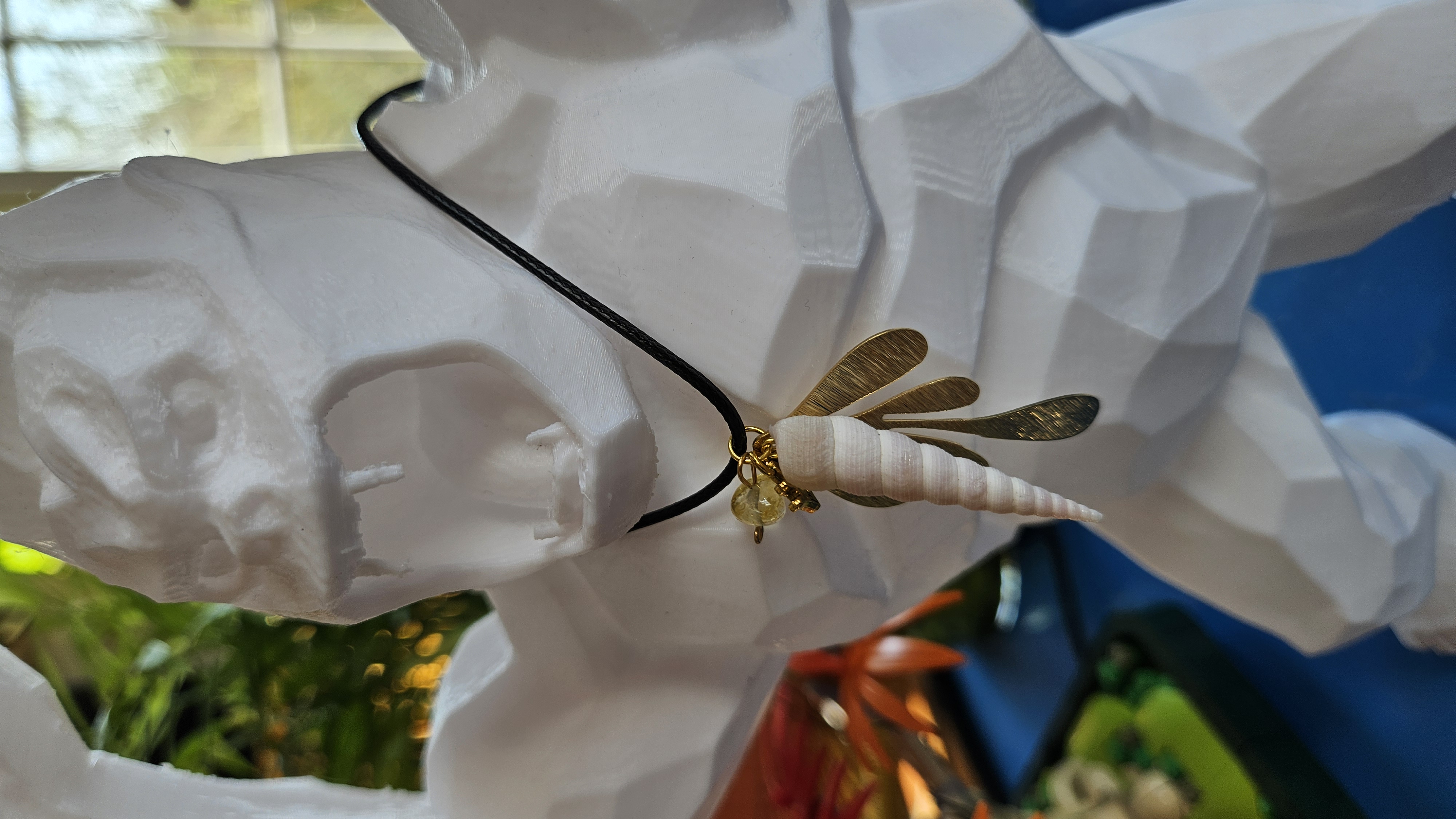 Collier feuilles dorées, citrine & coquillage — Élégance solaire