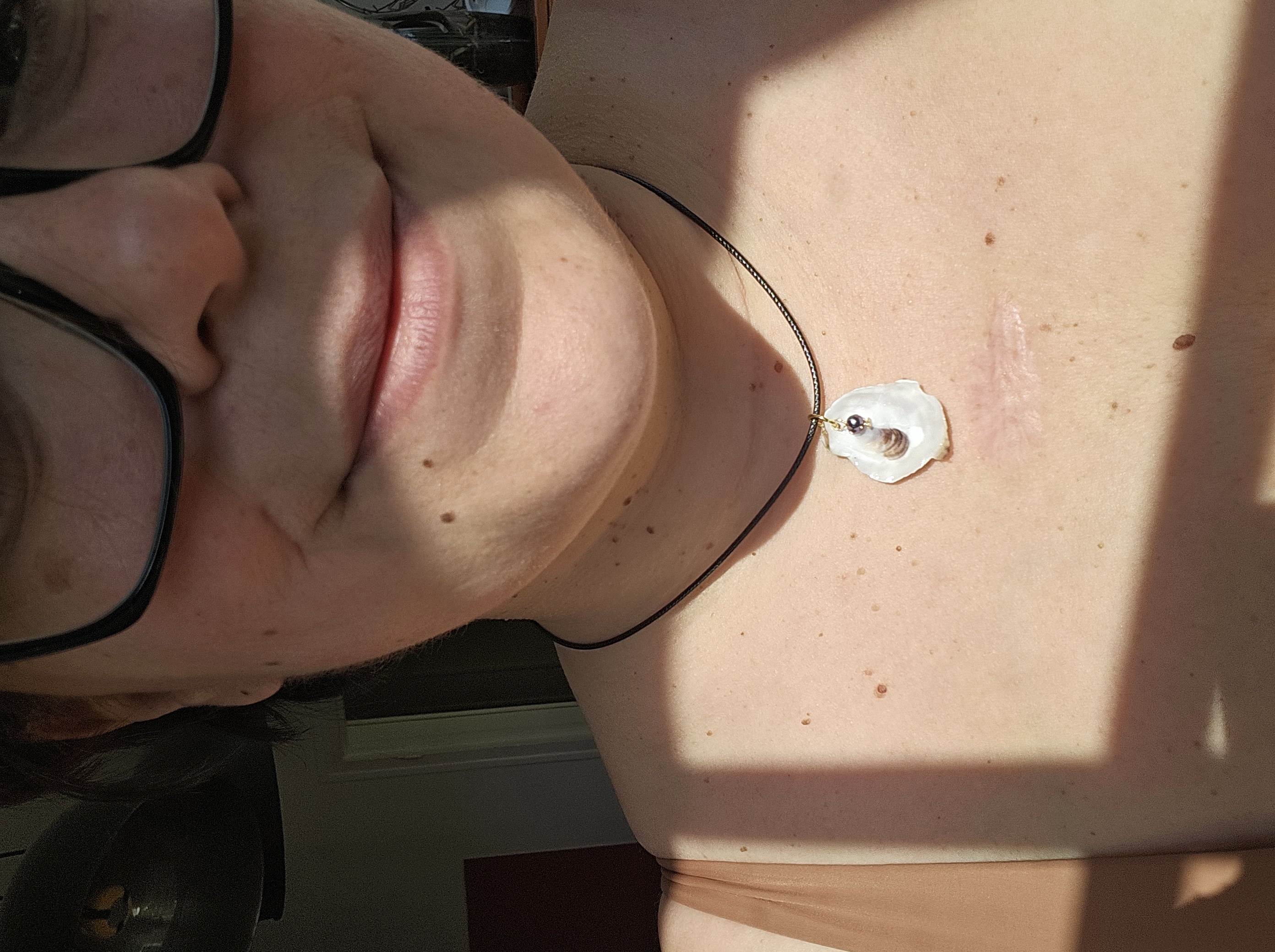 Collier “Crépuscule d’Halong” — Huître blanche & violette & Perle pétrole