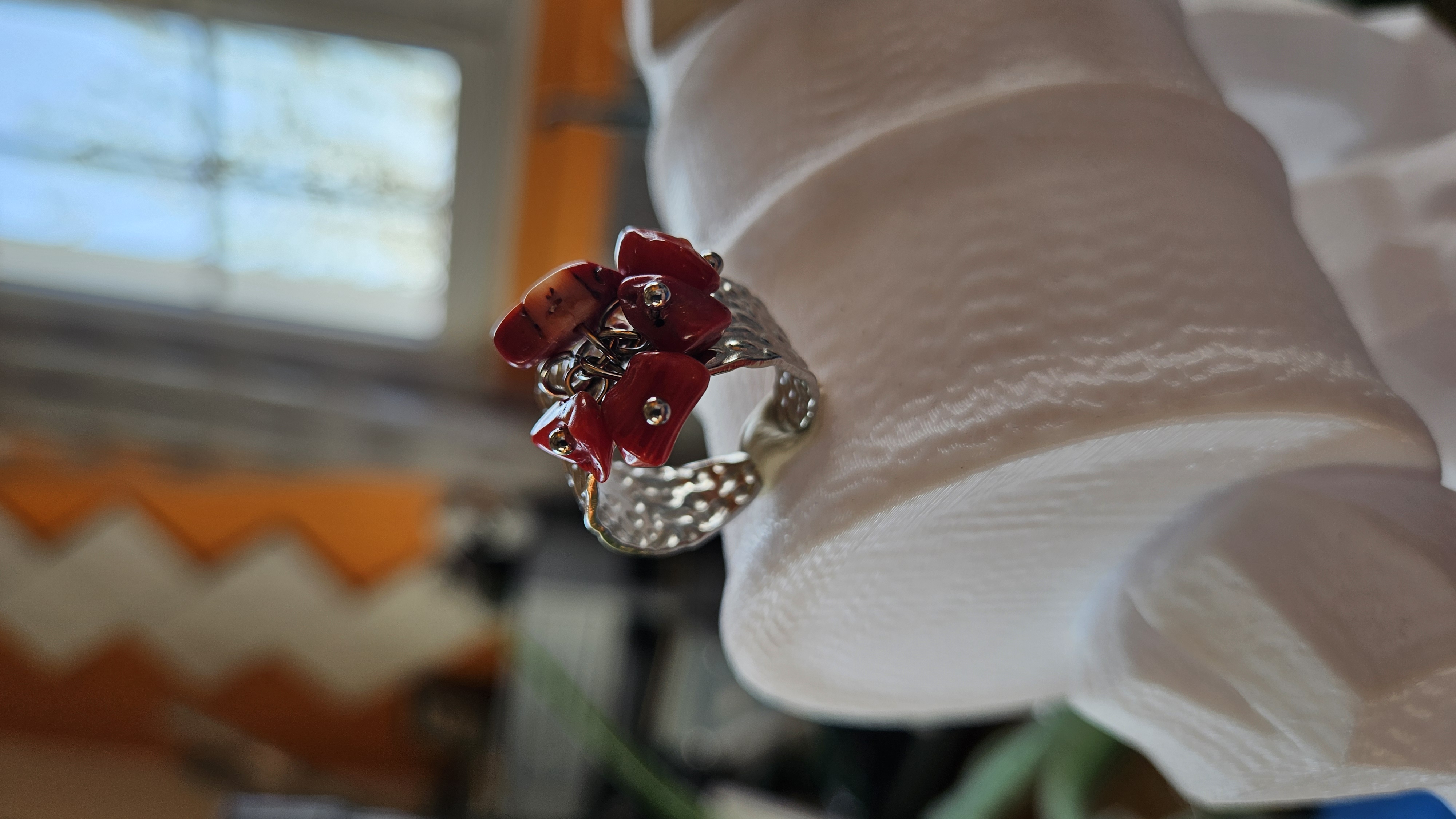 Bague ajustable en corail rouge — Éclat naturel & caractère