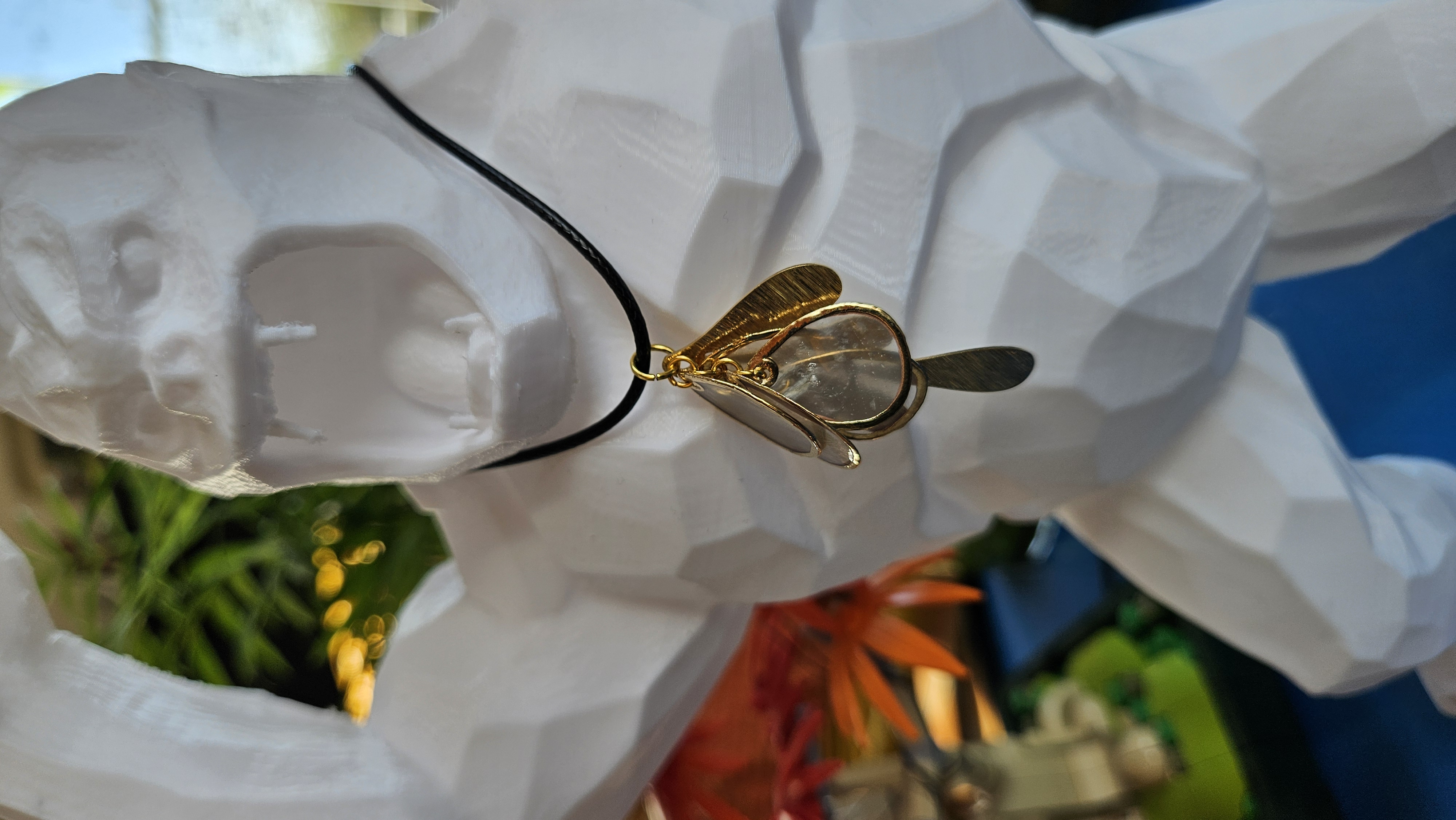 Collier “Éclats de Nacre” — Pendentif en écailles naturelles