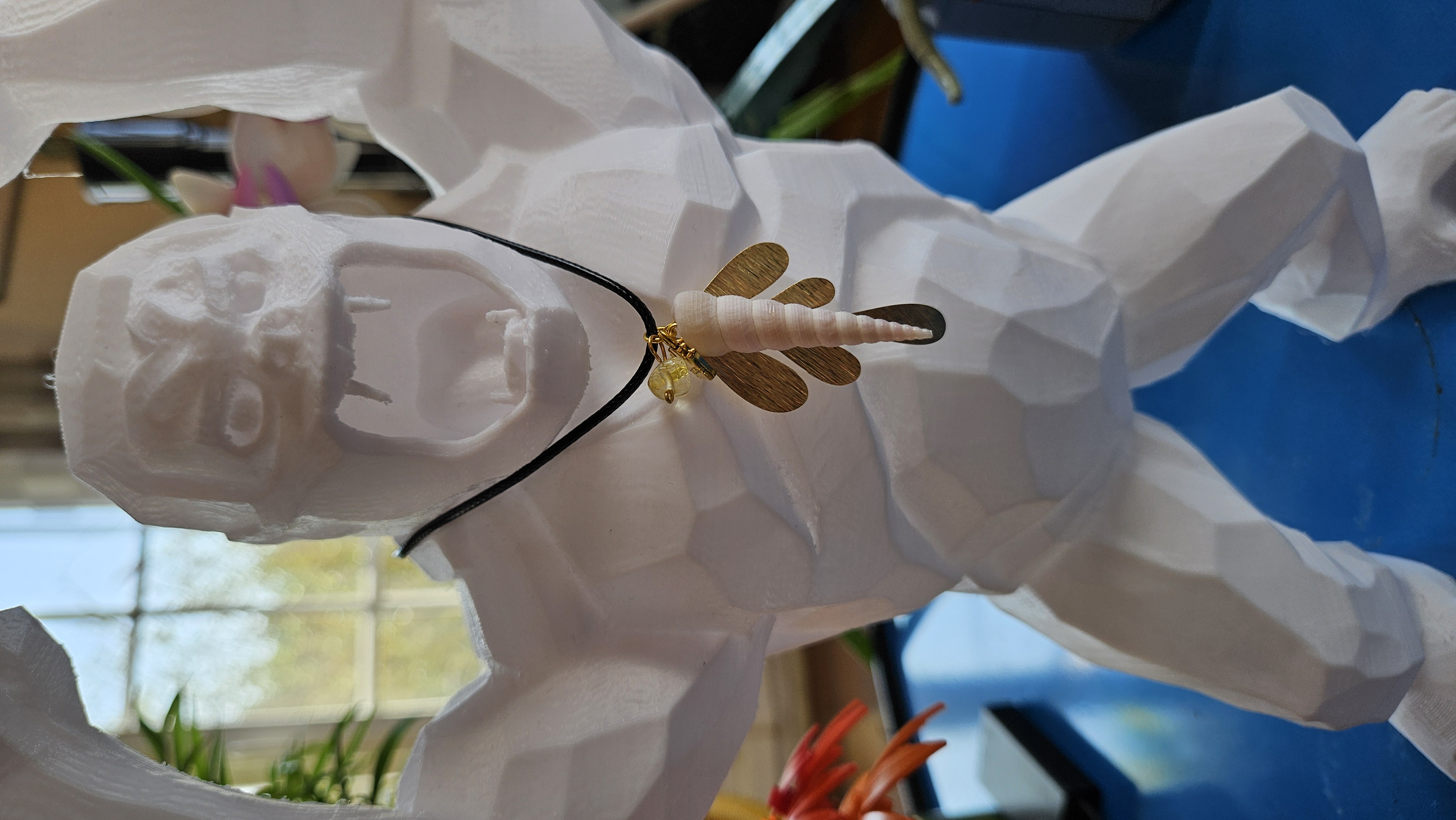 Collier feuilles dorées, citrine & coquillage — Élégance solaire