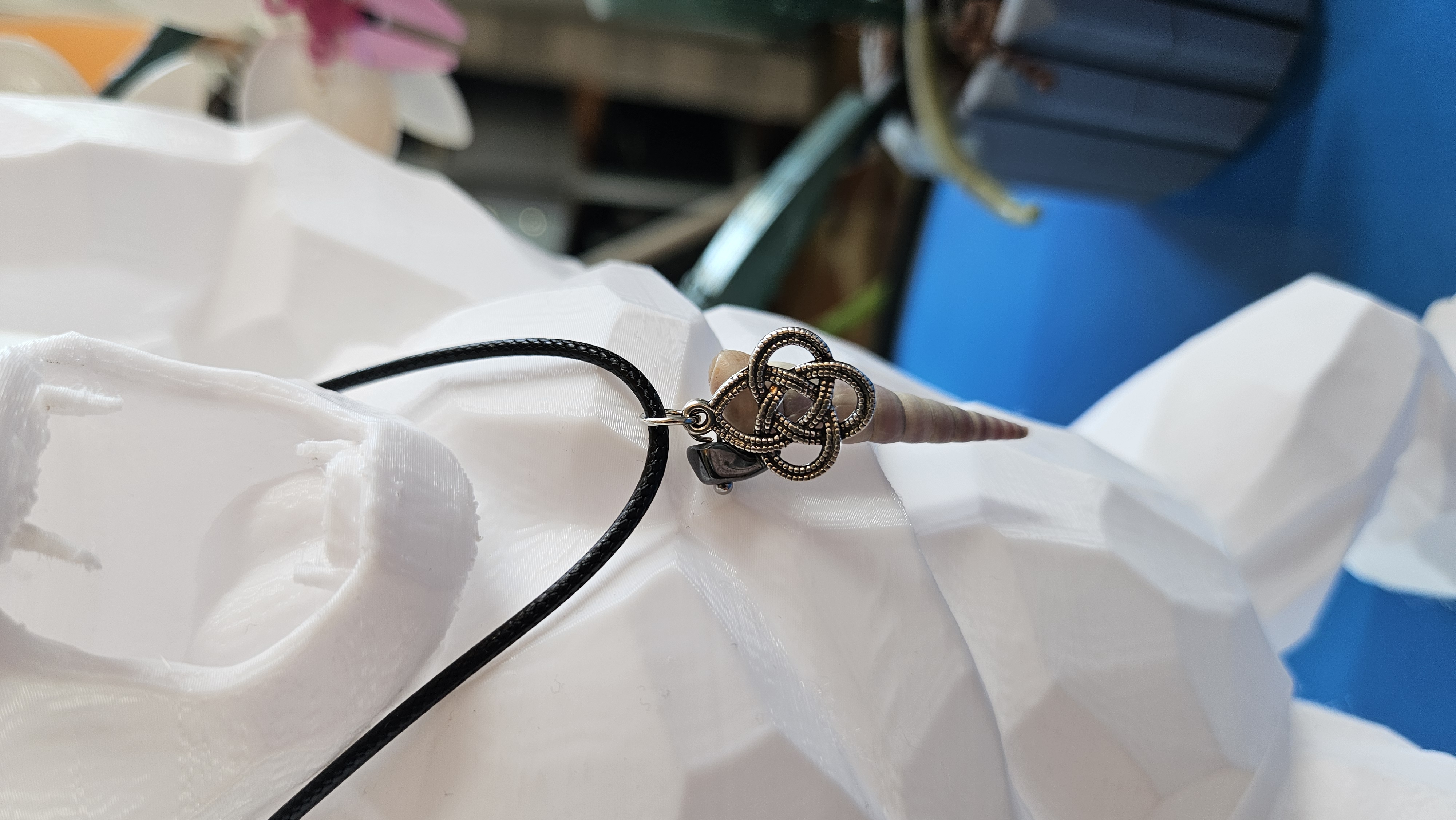 Collier Turitella Terebra & hématite — Force & lien