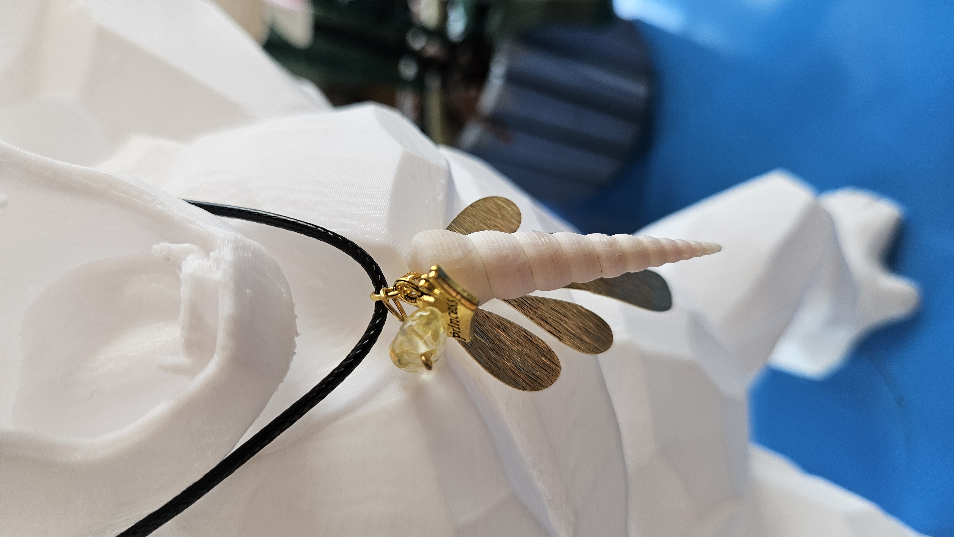 Collier feuilles dorées, citrine & coquillage — Élégance solaire