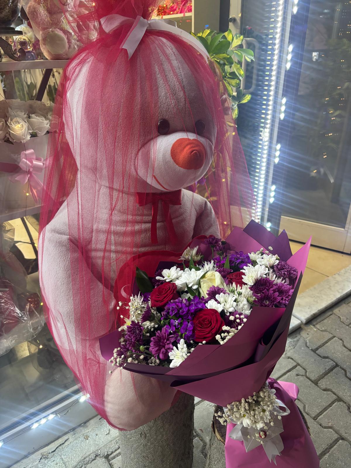 Peluş Ayı ve Çiçek Buketi