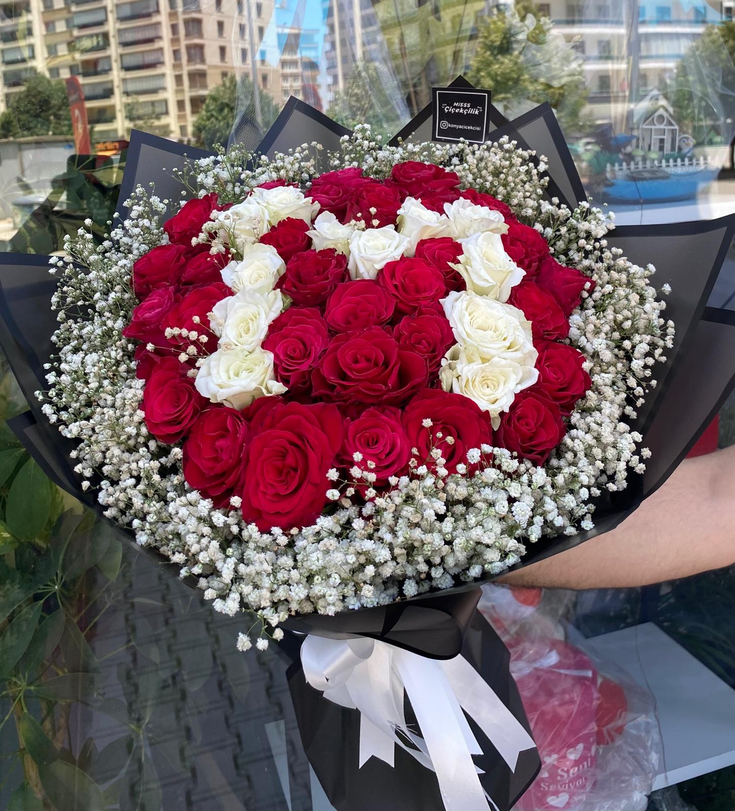 Kırmızı ve Beyaz Gül Buketi