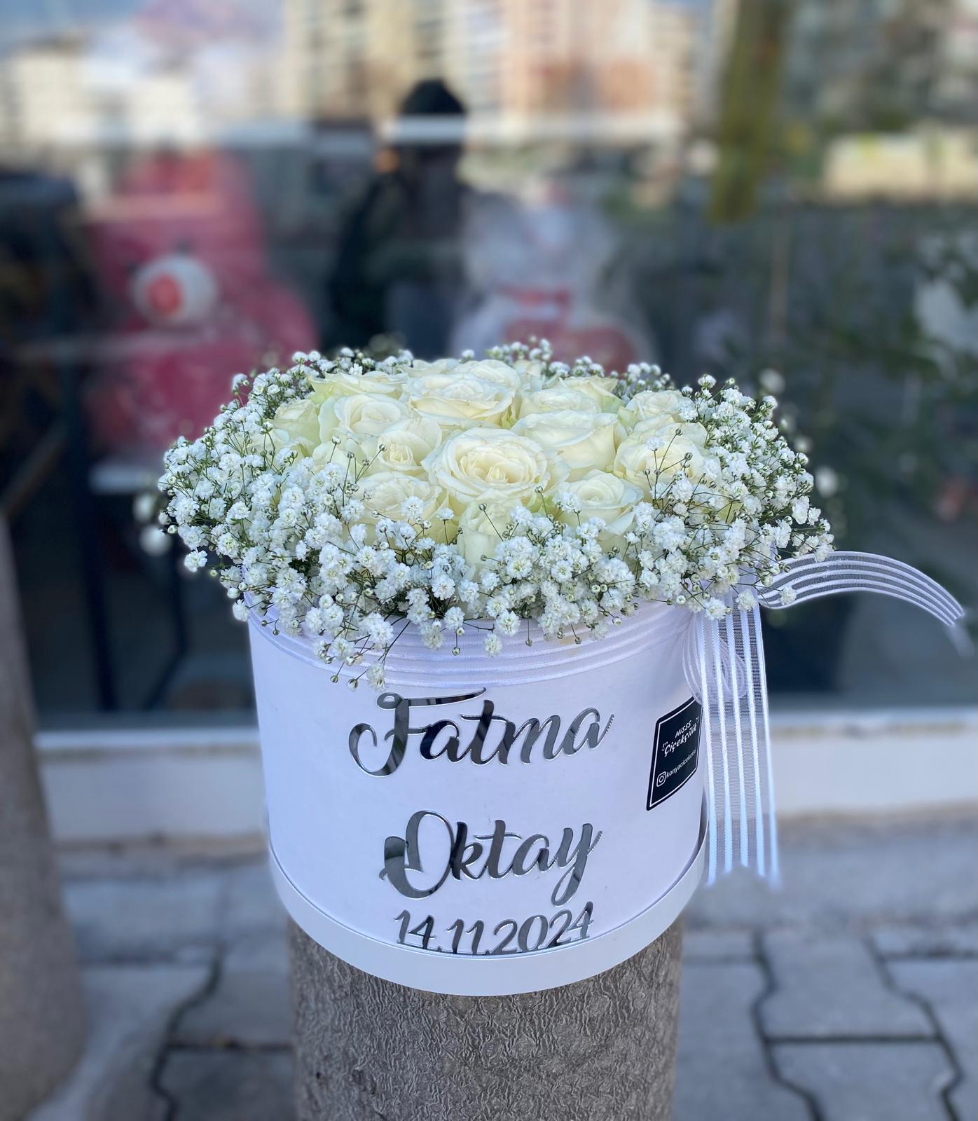 Beyaz Gül ve Cipso Çiçek Aranjmanı