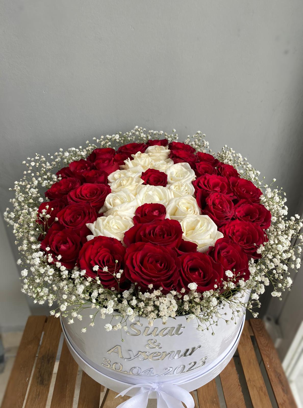 Kişiye Özel Harfli Gül Aranjmanı