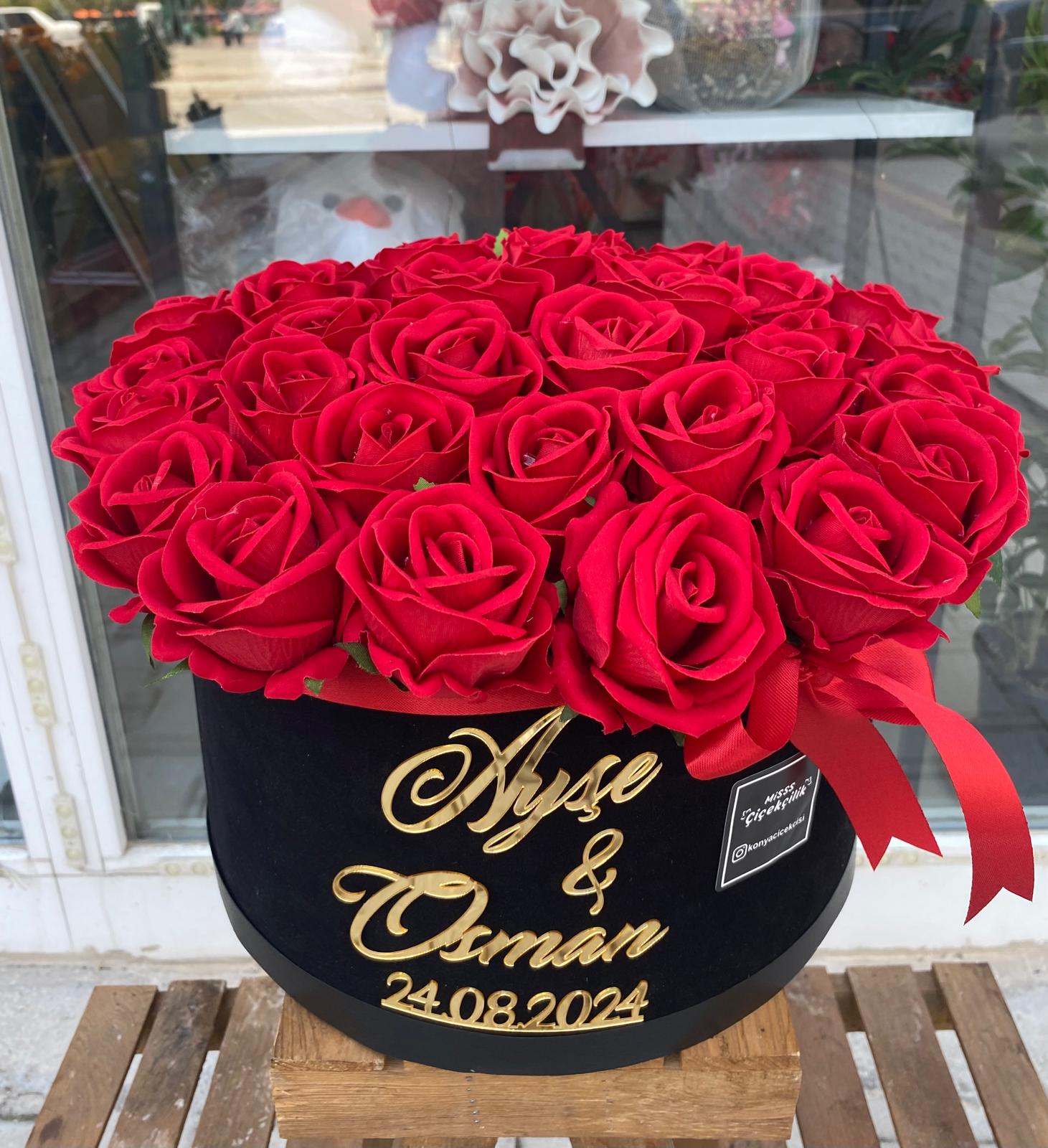 Kişiye Özel Kutuda Kırmızı Güller Yapay