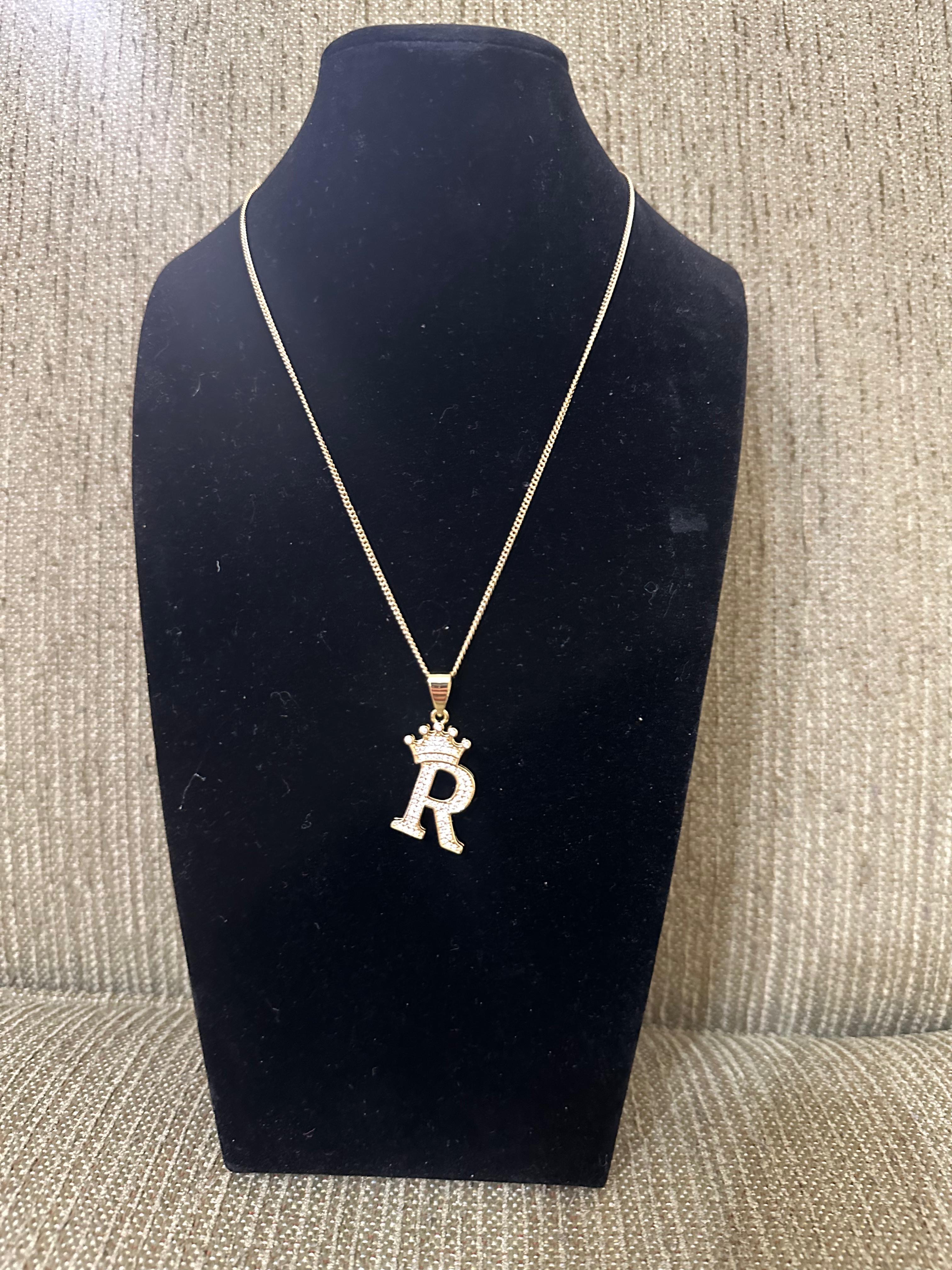 Collar con dije de letra R