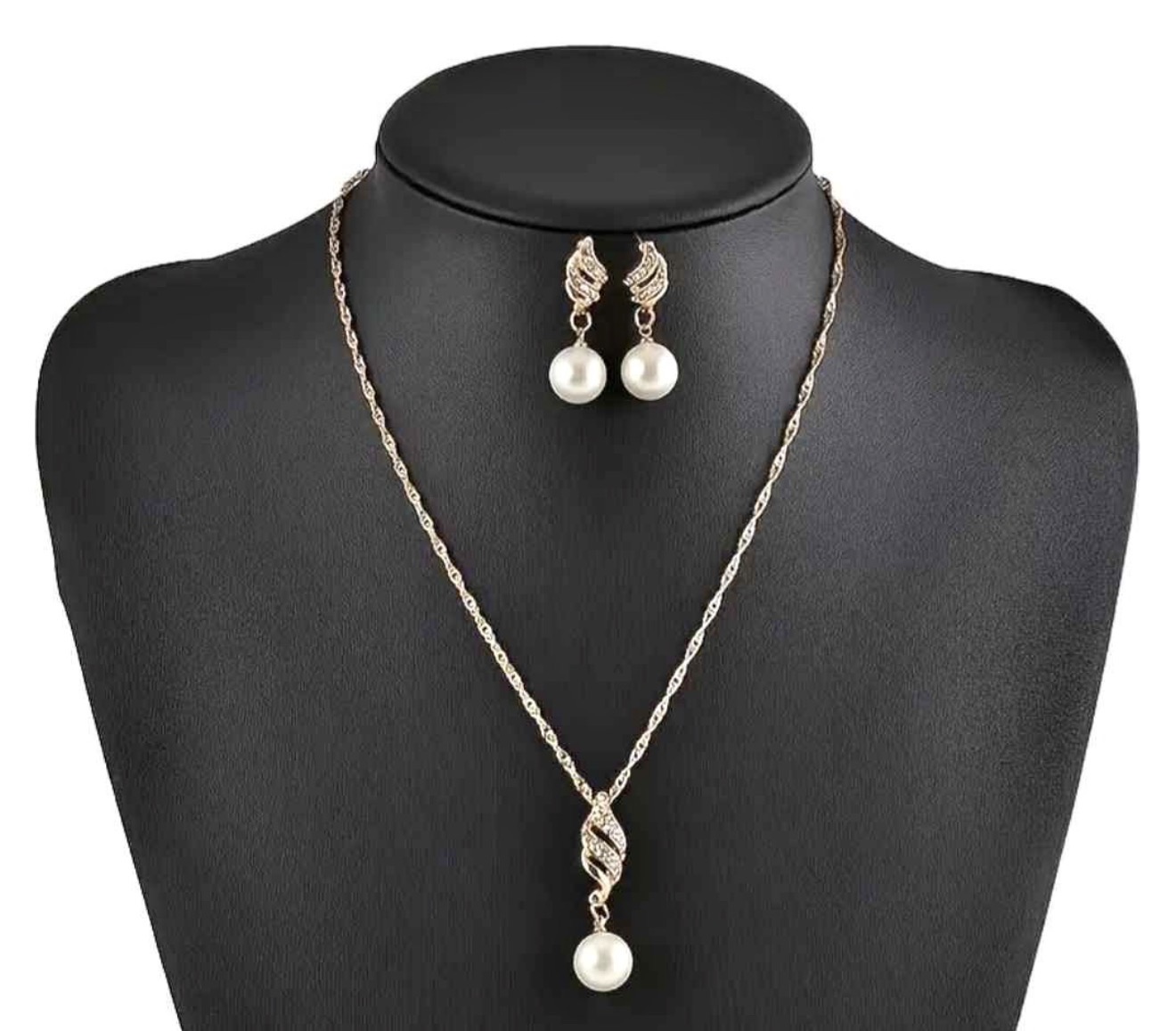 Juego de Collar y Aretes con Perlas