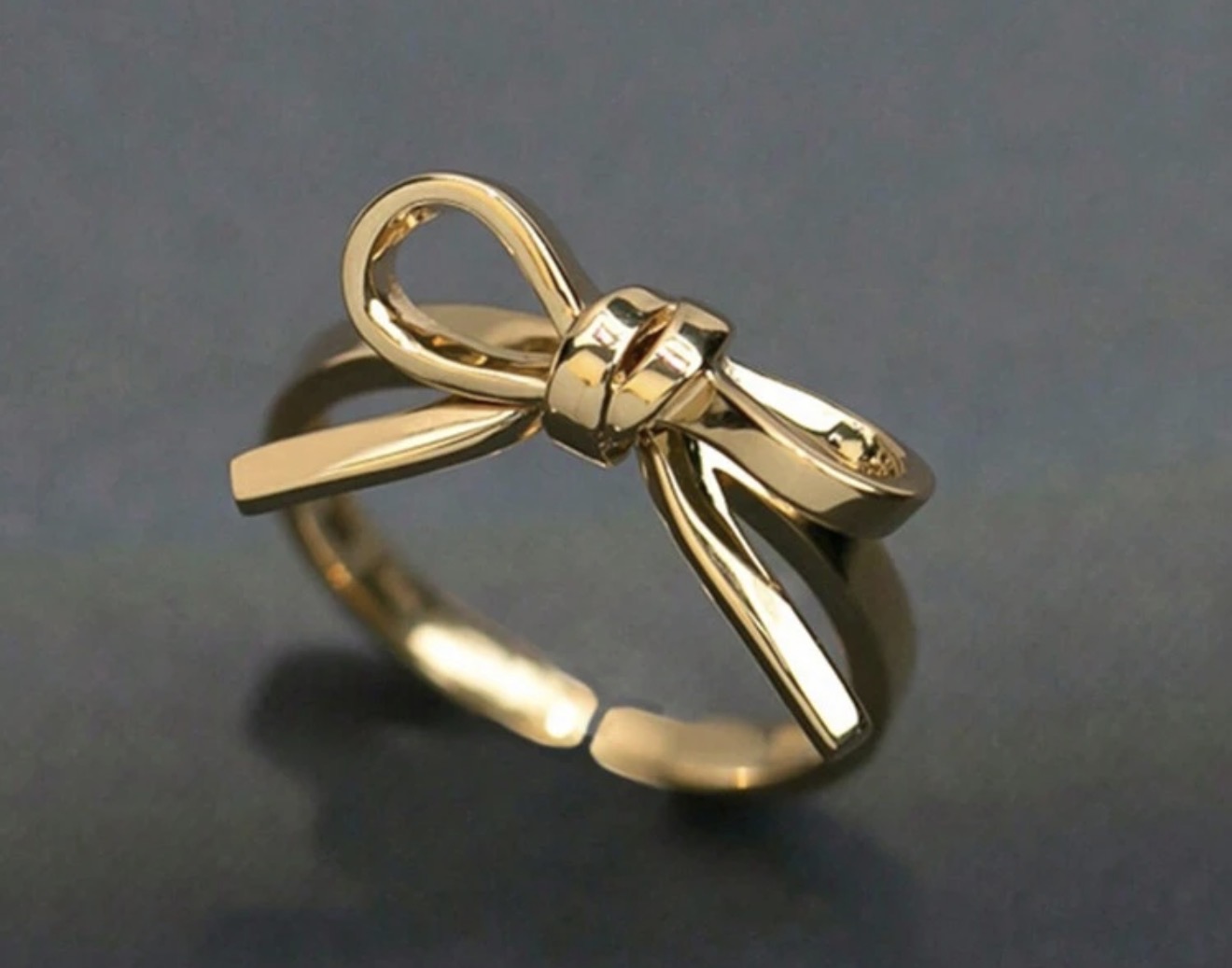 Anillo de oro con lazo