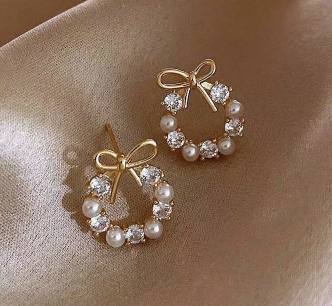 Aretes círculo con lazo y perlas