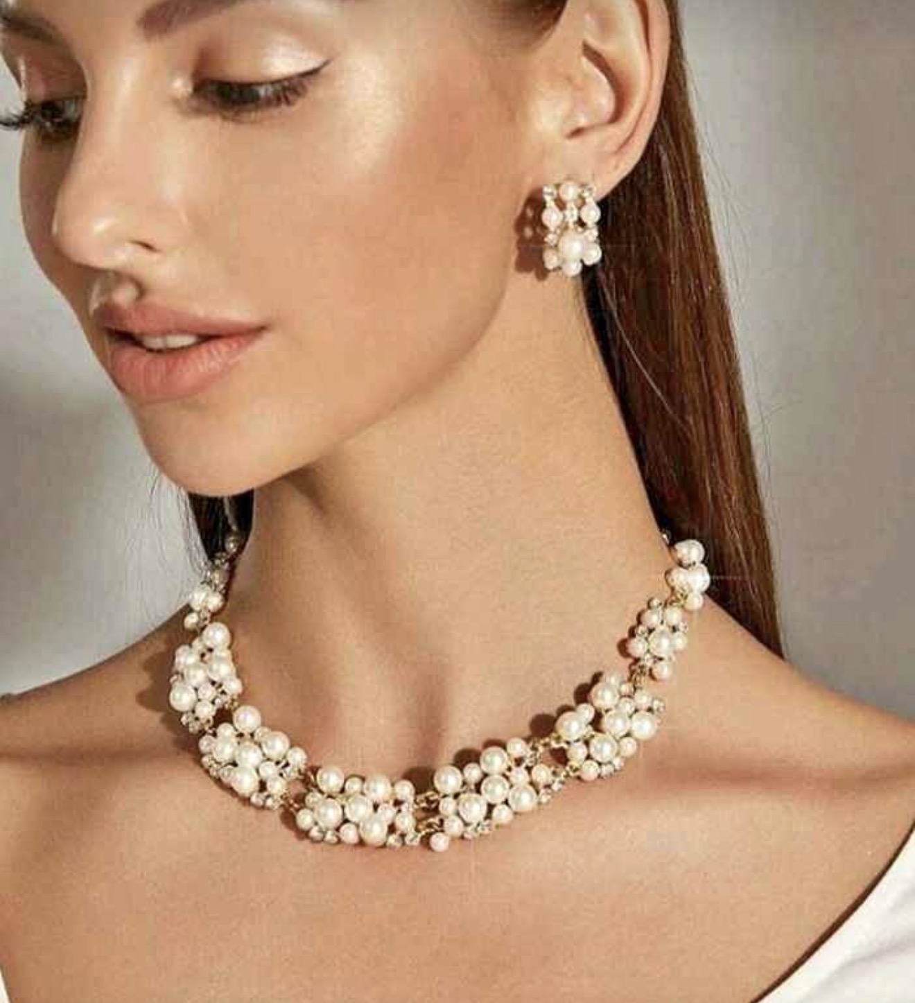 Collar y aretes de perlas