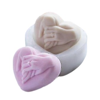 Molde de corazón con manos entrelazadas