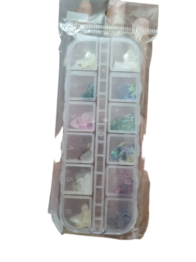 Caja de flores y pétalos variados