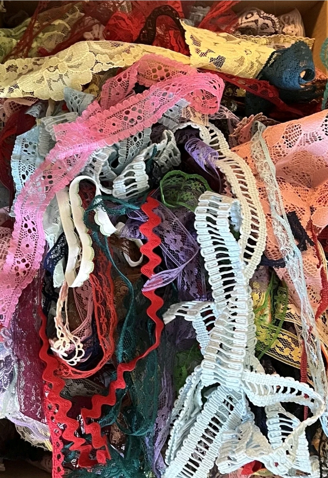 VINTAGE COLORED LACE TRIM